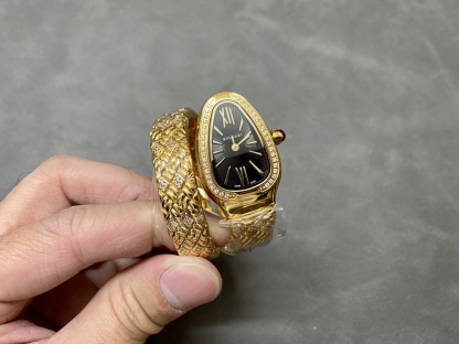 BVL工廠 品牌：Bvlgari寶格麗2022年新作稜形藝術
SERPENTIN SPIG系列腕表
錶盤：23*34mm          
機芯：瑞士石英
做工：32塊與眾不同尺寸的蛇身組成體，每一塊都是手工打磨拋光加工，電鍍0.05MM真金電鍍 如同包金一樣的產品[握手]