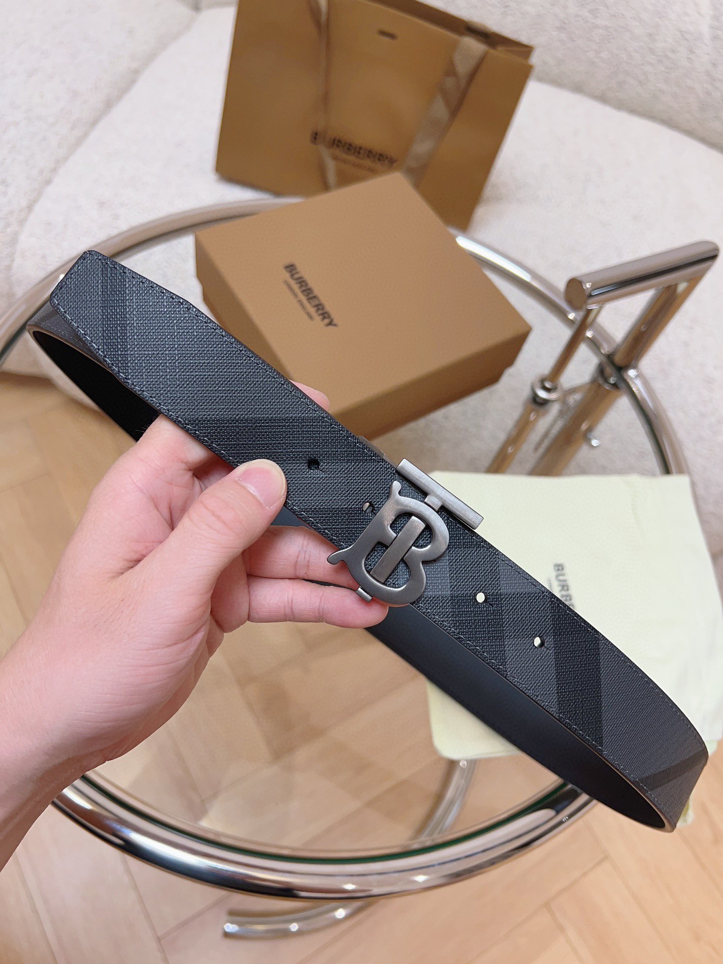 Burberry  專櫃同步 雙面兩用的意大利制腰帶   選用皮革與專屬標識印花環保帆布製作  腰帶配有精美的專屬標識造型飾牌搭扣  寬:3.5cm  精緻優雅  簡單大方.