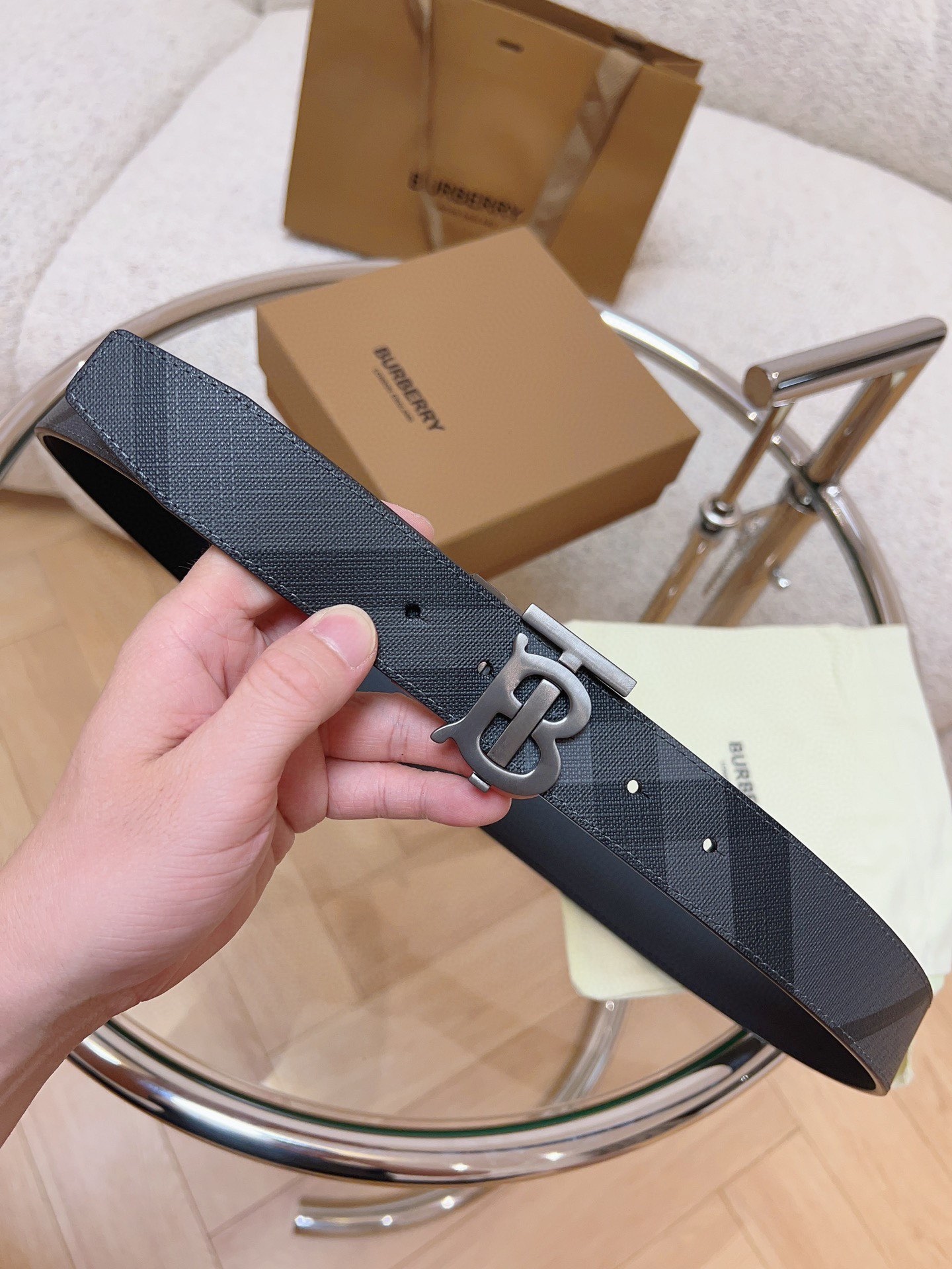 Burberry  專櫃同步 雙面兩用的意大利制腰帶   選用皮革與專屬標識印花環保帆布製作  腰帶配有精美的專屬標識造型飾牌搭扣  寬:3.5cm  精緻優雅  簡單大方.