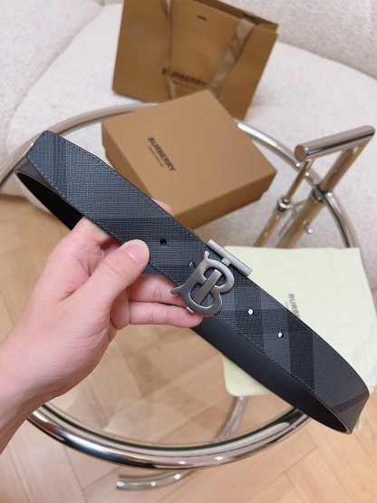 Burberry  專櫃同步 雙面兩用的意大利制腰帶   選用皮革與專屬標識印花環保帆布製作  腰帶配有精美的專屬標識造型飾牌搭扣  寬:3.5cm  精緻優雅  簡單大方.