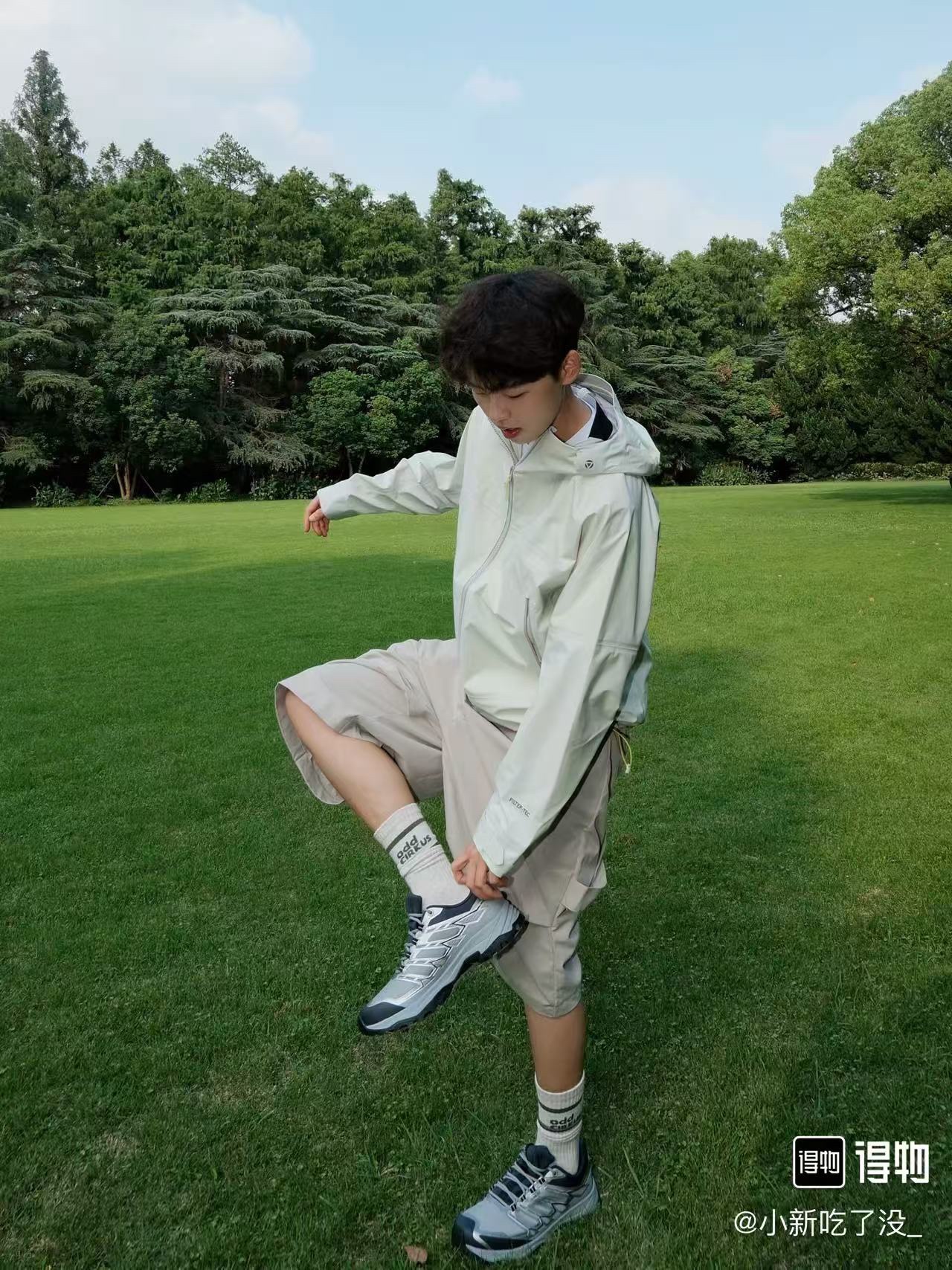 🔝KAILAS 凱樂石 博格達系列 輕量防風防水戶外徒步登山衝鋒衣 
  防水防風透氣防紫外線
 -輔料：原版拆解開發，一比一定制的小標，領標，水洗，吊牌，五金等等。

- FILTERTEC 3L面料：採用凱樂石自主研發的FILTERTEC 3L面料，由外層40D尼龍、中層ePTFE納米微孔膜、內層親膚處理工藝構成，防水指數20000mm，透氣指數20000g/㎡/24h，可抵御暴雨級降水和7級強風，同時快速排出汗氣，避免悶熱。

- 全壓膠工藝：整衣接縫處採用全壓膠工藝，有效防止水分從接