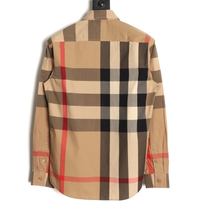 Burberry/巴寶莉 經典大格紋棉質襯衫
定制原版一致80支精梳棉單線紗，紗線全部訂染，最終確定織法，
無論是格型大小線條粗細均達到Y版水平並且布料沒有尾斜現象，
紅外線裁剪對條對格單件裁，保證大貨品質，
定制塔羅貝油封噴漆扣子自然發亮（不同市場版都是樹脂扣），裁片、領子坐領 門邊 袖口 部位加了燙薄，
全部要對格對位出成品，紅外激光定位對格取位，
每個獨立的尺碼都是定位裁片，前幅，口袋，袖子等部位都是對格對位的，
工序複製，費時費料，經典簡單氣質不失大牌，面料上身舒適柔軟卻又挺括有型，