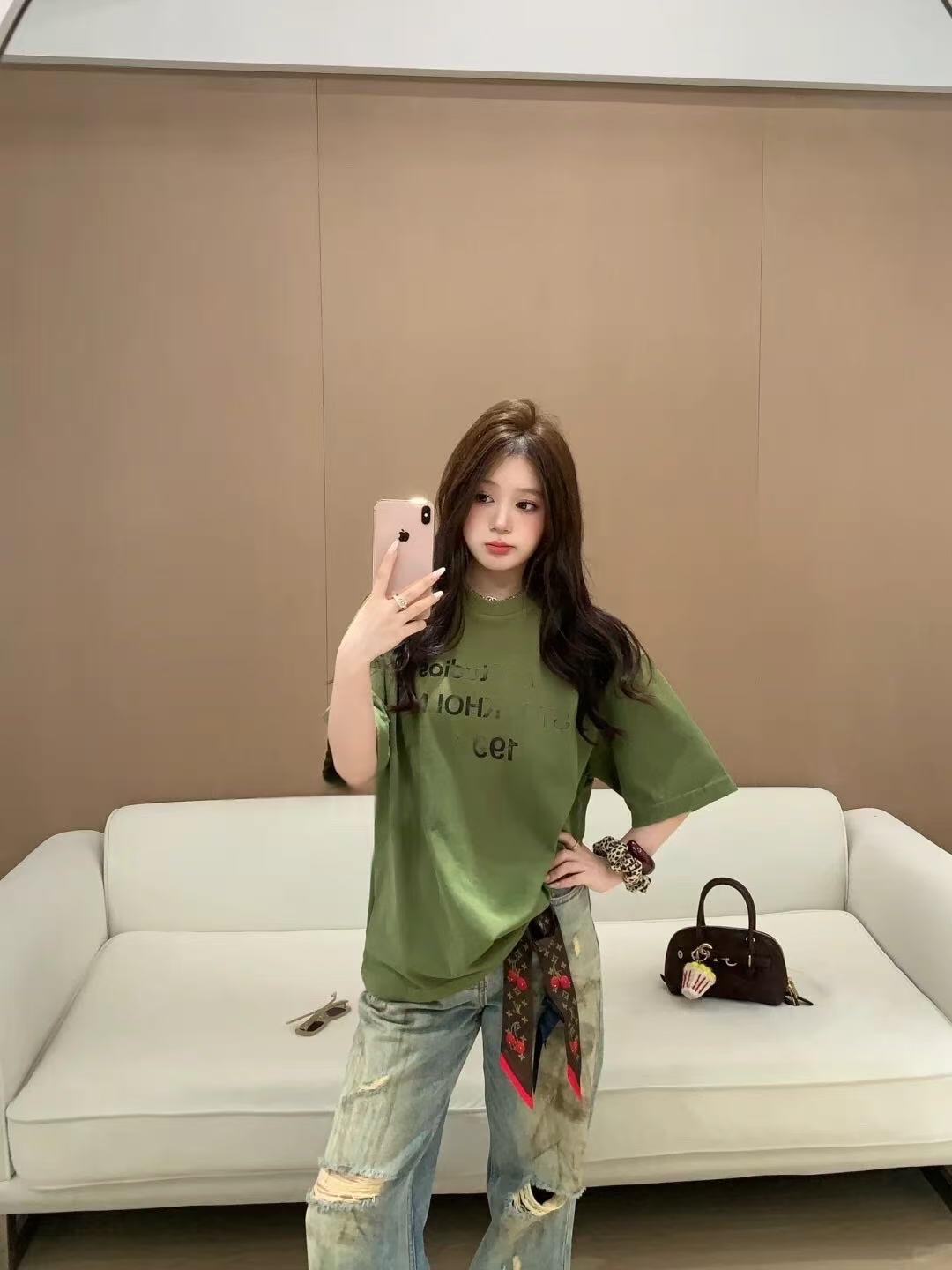 🔝Acne Studios 26SS 1996字母印花短袖T恤
面料是定制定染的32支220g原版雙紗棉，胚布經過高盂環保染色，裁大貨前還要進行高溫環縮水，降低縮水率的同時使得手感更柔軟舒適，印花方面必須五層膠漿，第一遍必須為進口打底漿，填平布料上極為細小的線洞，再由高溫床烤乾再劇頗色，採用油墨因熱平網印花，一共刷五層，每一層間隔為時間為30分鐘，才能保證出來的成品保持原版的質感，全套開發輔料
尺碼：S-XL