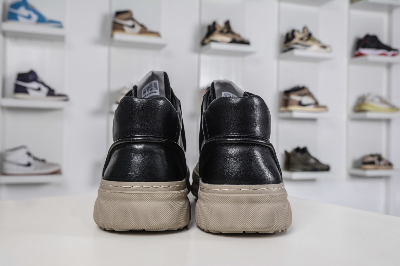 ECCO愛步男鞋中高幫熱門款 厚底增高潮酷板鞋 街頭時尚 休閒百搭 意趣出街 玩轉城市 
碼數：38 39 40 41 42 43 44（皮鞋碼）