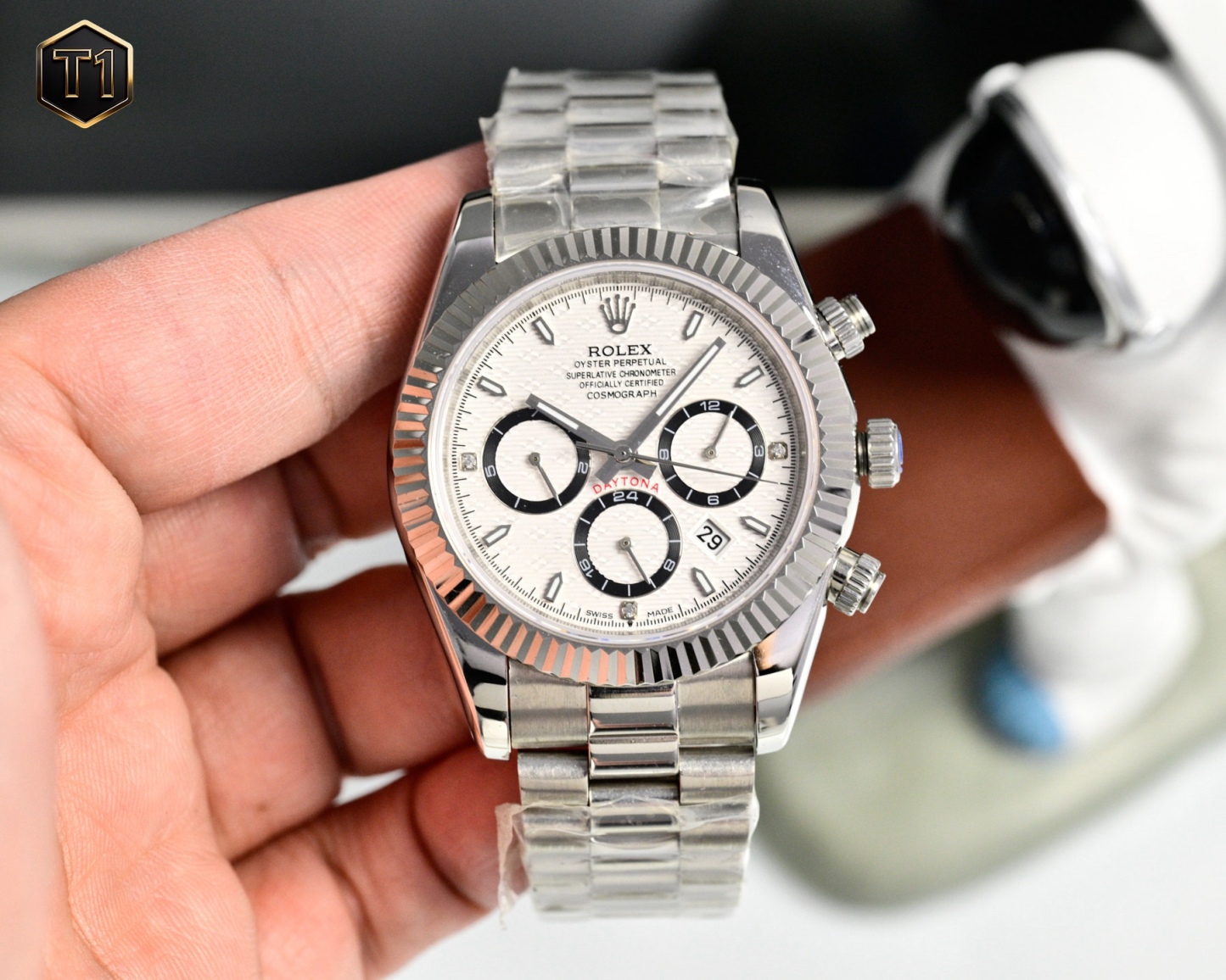 年度新款強力推薦
🔥經典日誌系列-多功能腕表🔥
防表屆最高版本⌚️勞力士⌚️ 複雜系列六針男表[愛心]爆款[愛心] 多功能腕表。
1⃣️搭載原裝進口9100星期月份月相動能功能機芯機械表！
2⃣️錶盤上採用經典獨家高級奢華稜紋 突顯出這款腕表的華貴氣質[呲牙]
3⃣️錶帶採用進口316鋼帶腕表！
4⃣️表鏡採用雙卜藍寶石鏡面！
5⃣️透視底蓋！
6⃣️直徑41毫米，厚度10毫米！
腕表功能匯集星期/月份/日期/月亮/太陽等功能於一身，最佳男士商務腕表真正的標配！為高端腕表的代表之作！
榮譽出品