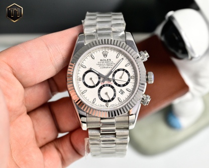 年度新款強力推薦
🔥經典日誌系列-多功能腕表🔥
防表屆最高版本⌚️勞力士⌚️ 複雜系列六針男表[愛心]爆款[愛心] 多功能腕表。
1⃣️搭載原裝進口9100星期月份月相動能功能機芯機械表！
2⃣️錶盤上採用經典獨家高級奢華稜紋 突顯出這款腕表的華貴氣質[呲牙]
3⃣️錶帶採用進口316鋼帶腕表！
4⃣️表鏡採用雙卜藍寶石鏡面！
5⃣️透視底蓋！
6⃣️直徑41毫米，厚度10毫米！
腕表功能匯集星期/月份/日期/月亮/太陽等功能於一身，最佳男士商務腕表真正的標配！為高端腕表的代表之作！
榮譽出品