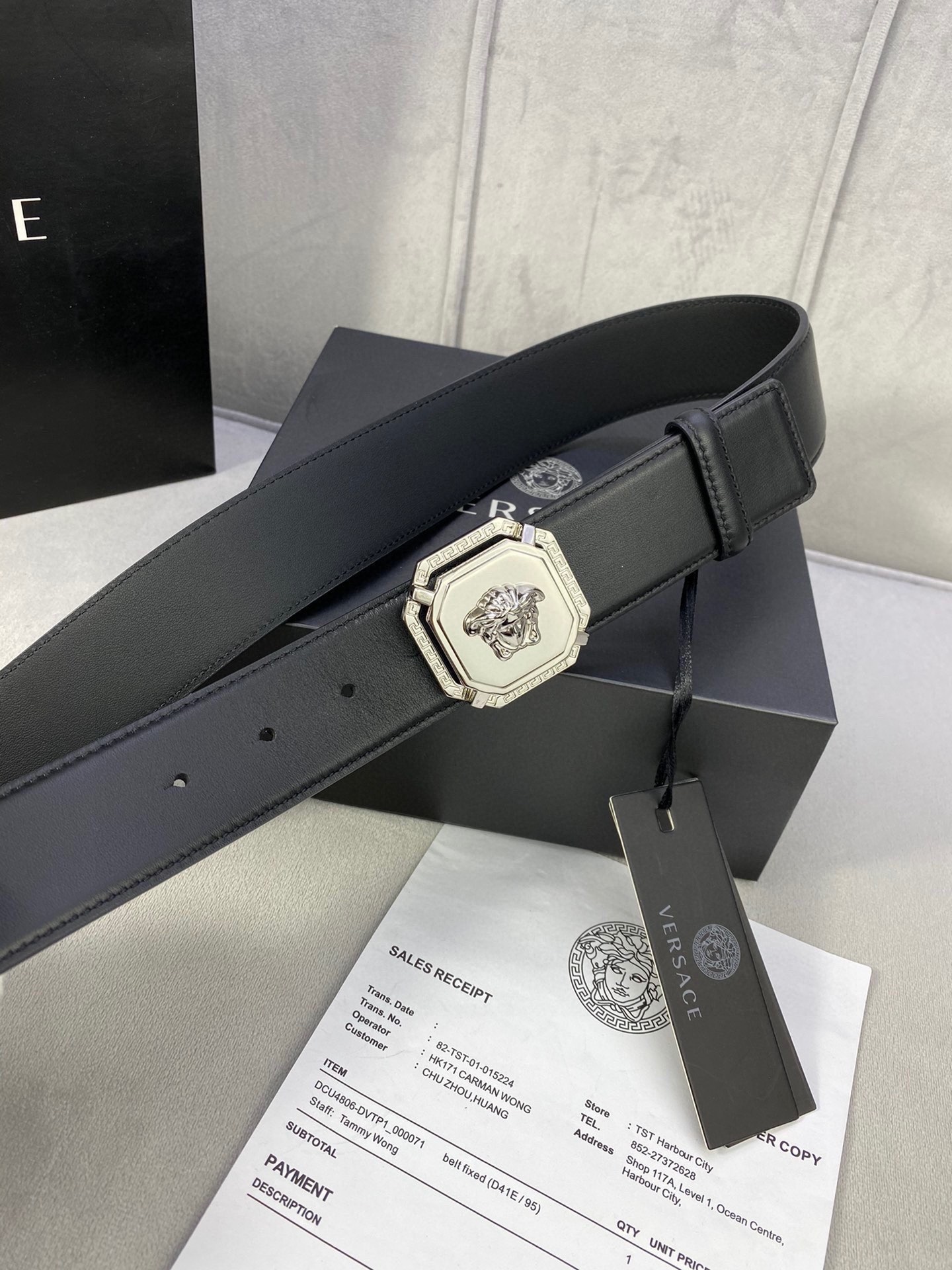 寬度3.8cm VERSACE（範思哲）此款平面皮帶採用小牛皮製成，配有一枚真空電鍍美杜莎頭像腰帶扣，採用穿孔閉合。