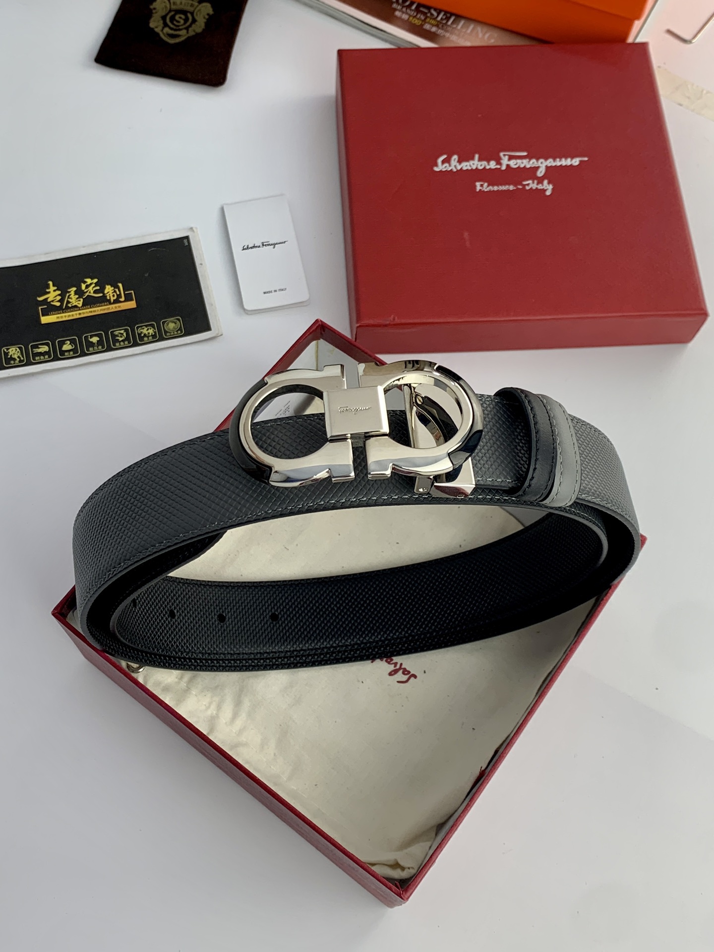 〖F家〗這款皮帶採用雙面小牛皮，搭配新款純銅扣，打造高雅考究的造型。寬3.5cm，長度可調節，達到量身定制般的修身效果。