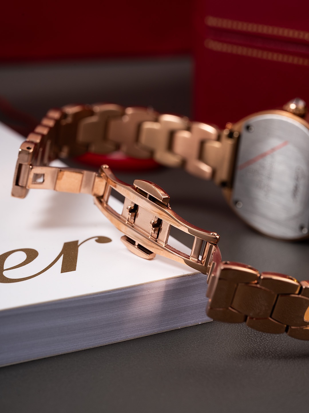 全新第6代升級版全面到貨，🎀🎀
CARTIER 卡地亞-—Tortue（龜形）🎮1480系列全面升級版到貨（此次更新底蓋蝕字加深，整體更接近原裝字體，皮表則升級為原版頭層意大利🇮🇹小牛皮、匠心打造還原原裝美感）當所有的腕表都是圓形的、Tortue腕表前衛的龜甲形設計元素、開角處的緊箍咒形雙向設計寓意“愛你一萬年”呼應卡家一貫的品牌設計理念，“經過那麼長時間你依舊是我最愛的人”細心挑選每一個八箭八星鑽石，秉著超越傳統追求創新的設計理念，再次成為了經典傳世之作！錶針：1600攝氏度淬火而成的燒鋼