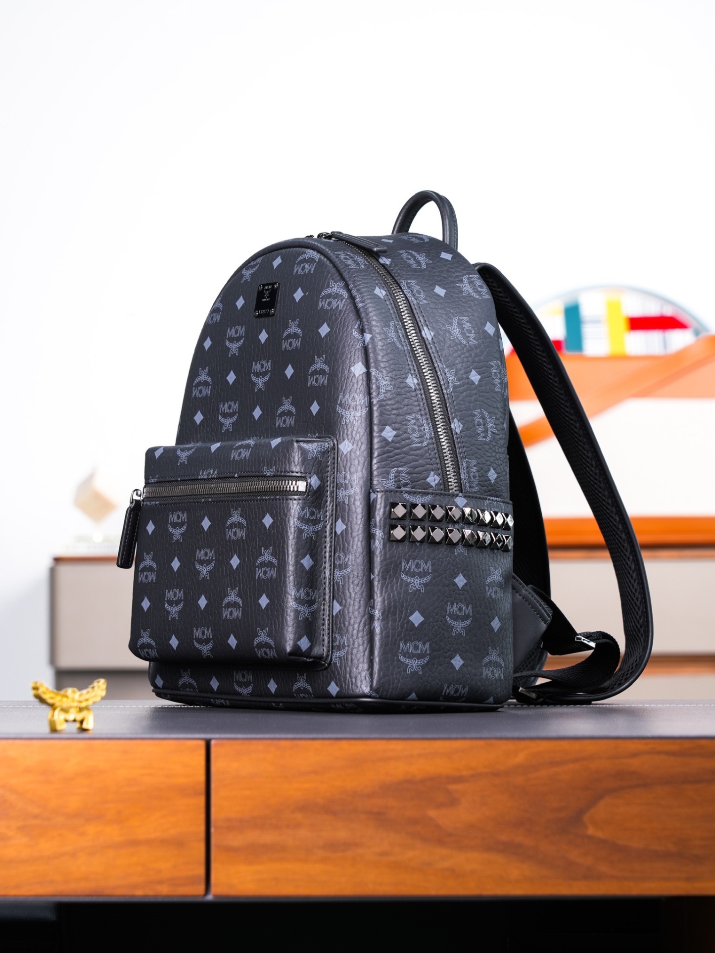 𝙈𝘾𝙈 𝙎𝙩𝙖𝙧𝙠 𝙎𝙞𝙙𝙚 𝙎𝙩𝙪𝙙𝙨，𝘽𝙖𝙘𝙠𝙥𝙖𝙘𝙠 𝙞𝙣 𝙑𝙞𝙨𝙚𝙩𝙤𝙨黑色小中号#铆钉双肩背包🎒黑色
# 男女同款包 # 背包里的黑酷天花板
这款双肩背包结构规整，采用经典Visetos材料制成，并饰以豪华的Nappa皮革饰边，其内部空间充裕，金字塔形的铆钉侧边使其前卫感十足。