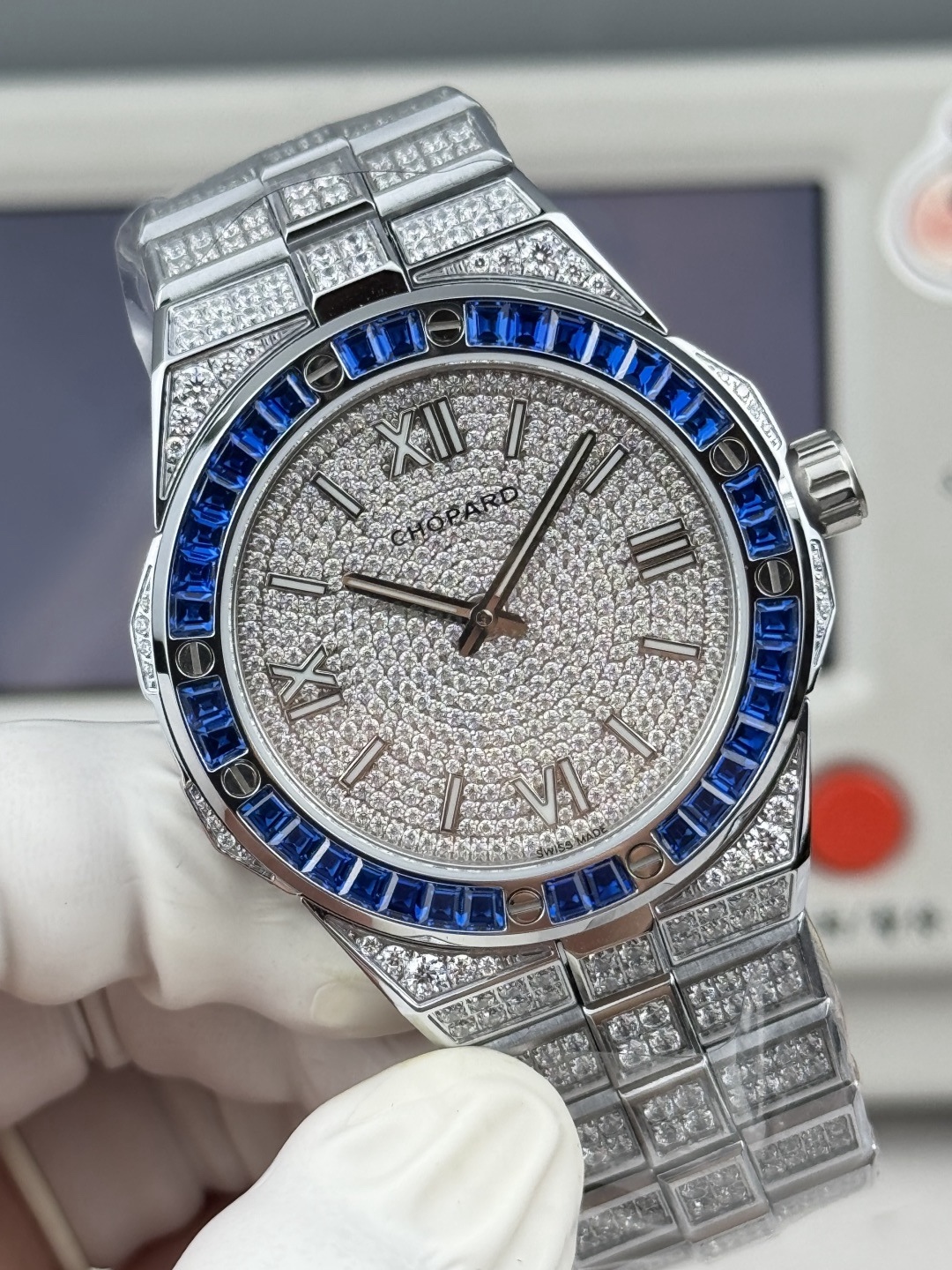 Factory 獨家力作👍
蕭邦AlpineEagle雪山傲翼系列
🌈彩T鑽🌟變色龍🦎滿天星✨限量款及隱藏款首推
如炬目光，比擬暗夜星芒⛰️於山川湖海間🌊洞見紳士願景與磅礡未來👔
尺寸：原裝一致41mmX9.7mm
機芯：9015改Chopard 01.01-c
錶鏈：獨家原版開模金磚型鏈節一體式錶鏈
岩石紋錶盤，鍍銠羅馬數字，時針及分針時標均覆以Super-LumiNova® X1級螢光塗層
致獻當代“雄鷹”，志存高遠之人在日常生活中超邁群倫，其視野啓迪人心、昇華情志。憑借遠見和決心，