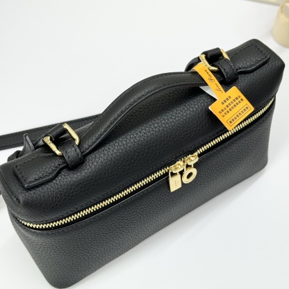 𝓸𝓻𝓸 𝓟𝓲𝓪𝓷𝓪諾悠翩雅
𝑬𝒙𝒕𝒓𝒂 𝑷𝒐𝒄𝒌𝒆𝒕 𝑳𝟏𝟗 
這是一款大開口結構的功能性設計的手拿包，經典風格和簡約設計的組合體。包身採用進口原廠小牛皮材質，輕微的錘紋呈現優雅的紋理，內里採用進口原廠小羊皮。皮革手柄和可拆卸肩帶，可打造出不同背法實用百搭。雙向拉鍊開合，搭配My Charms銀色金屬掛飾。（LP特級全鋼配件五金）
size：11×19×6.5cm
貨號：FAN4046
配套全套專櫃禮盒包装🎁