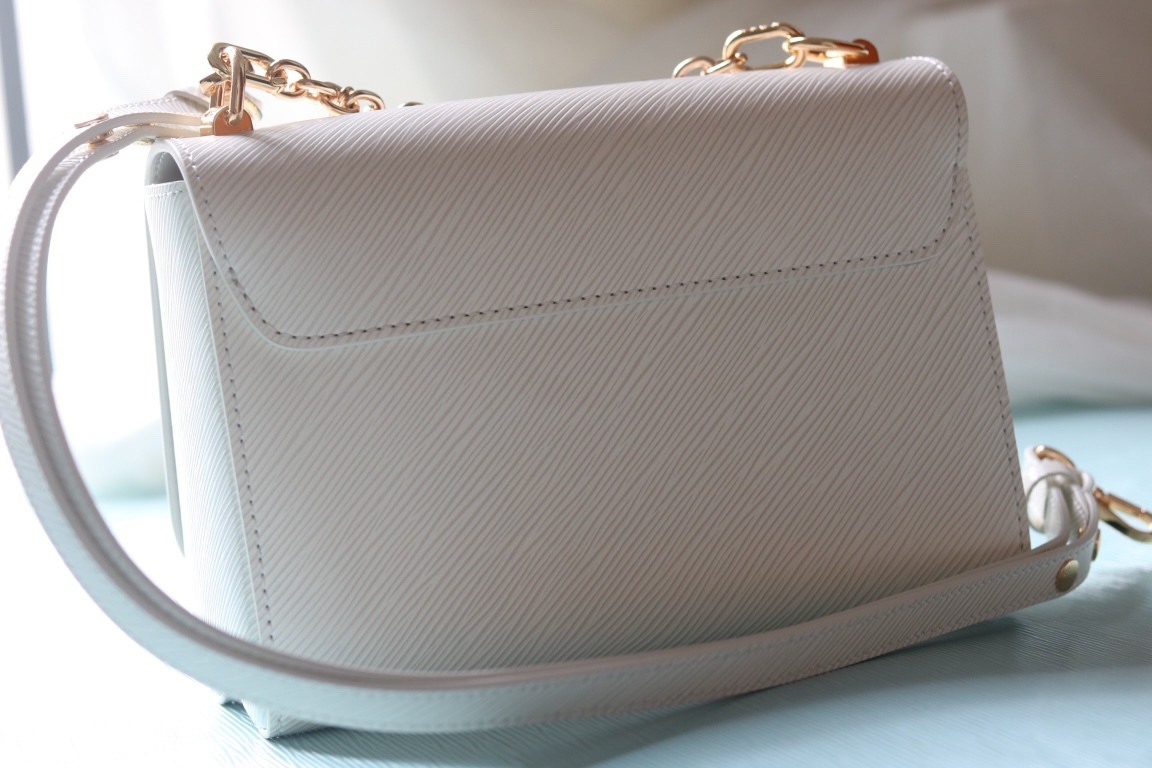 [玫瑰]最新款[玫瑰][玫瑰] 原版品質【獨家實拍 款號:50506/M11723/M11724/M11725 】
 本款 Twist 中號手袋擁有 Epi 皮革的考究肌理，搭配牛皮革內襯和光滑牛皮革飾邊。琺 Monogram 花卉懸掛於纖細鏈條，可拆卸並調節的肩帶實現肩背和斜挎選擇。17 x 9.5 x 23釐米(高 x 寬 x 長度)