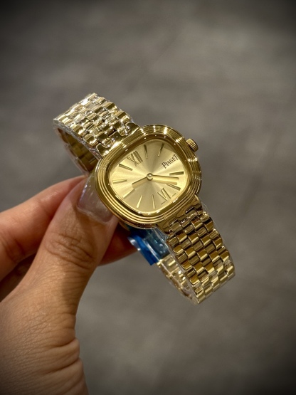 A8 factory•伯爵全新腕表 ﻿ #PiagetSixtie鎏金悅影系列 ﻿ 在瑞士鐘錶展「鐘錶與奇跡」閃亮登場！這款腕表游走於非凡制表工藝與黃金工藝之間，簡直是時尚與藝術的完美結合。Sixtie腕表採用獨特的梯形設計，重新詮釋1960年代末大膽華麗的風格，展現出獨特的魅力與優雅。
✨Sixtie系列腕表
✨直徑29毫米,
✨CNC數控雕刻精鋼梯形表殼
✨專櫃同步超薄厚度僅僅7mm
✨銀色太陽緞面打磨錶盤
✨316L精鋼錶鏈,搭載伯爵進口石英機芯  
認准A8出品！必屬精品！大廠品質！歡迎轉載！