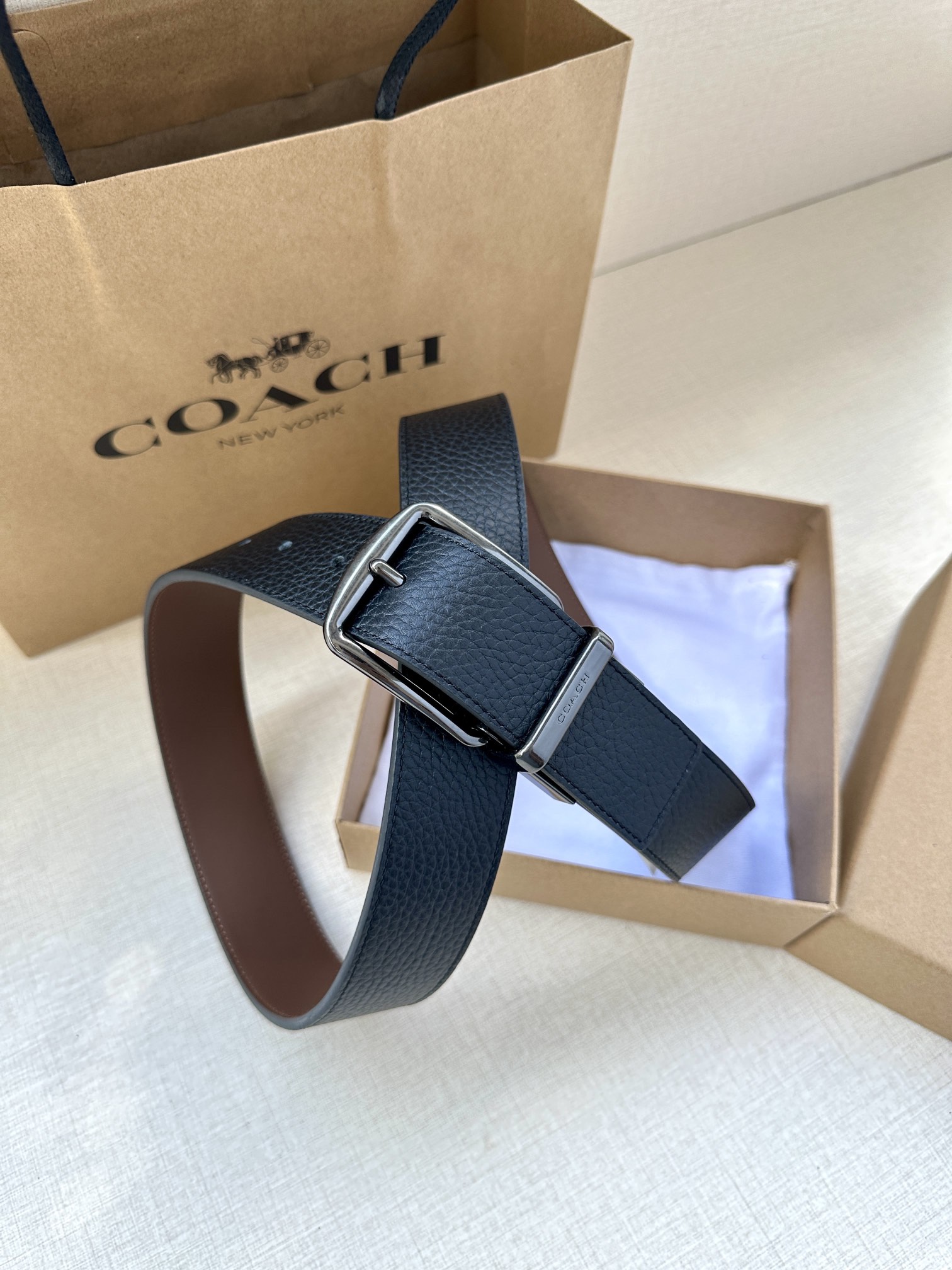 3.7cm（寬）COACH  這款雙面腰帶採用運動小牛皮製作，配有經典標誌帶扣，一款產品，兩種外觀。其合身度可個性定制，可用剪刀進行剪裁。
SAZ
D45
SMM
運動小牛皮
可裁剪
雙面
