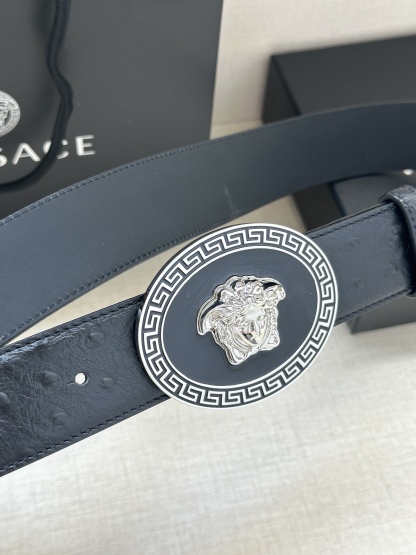 寬度：4.0cm （範思哲） 此款橢圓五金配件、腰帶飾有標誌性的Versace美杜莎頭像扣，彰顯品牌格調。是一款精美的衣櫥必備單品。