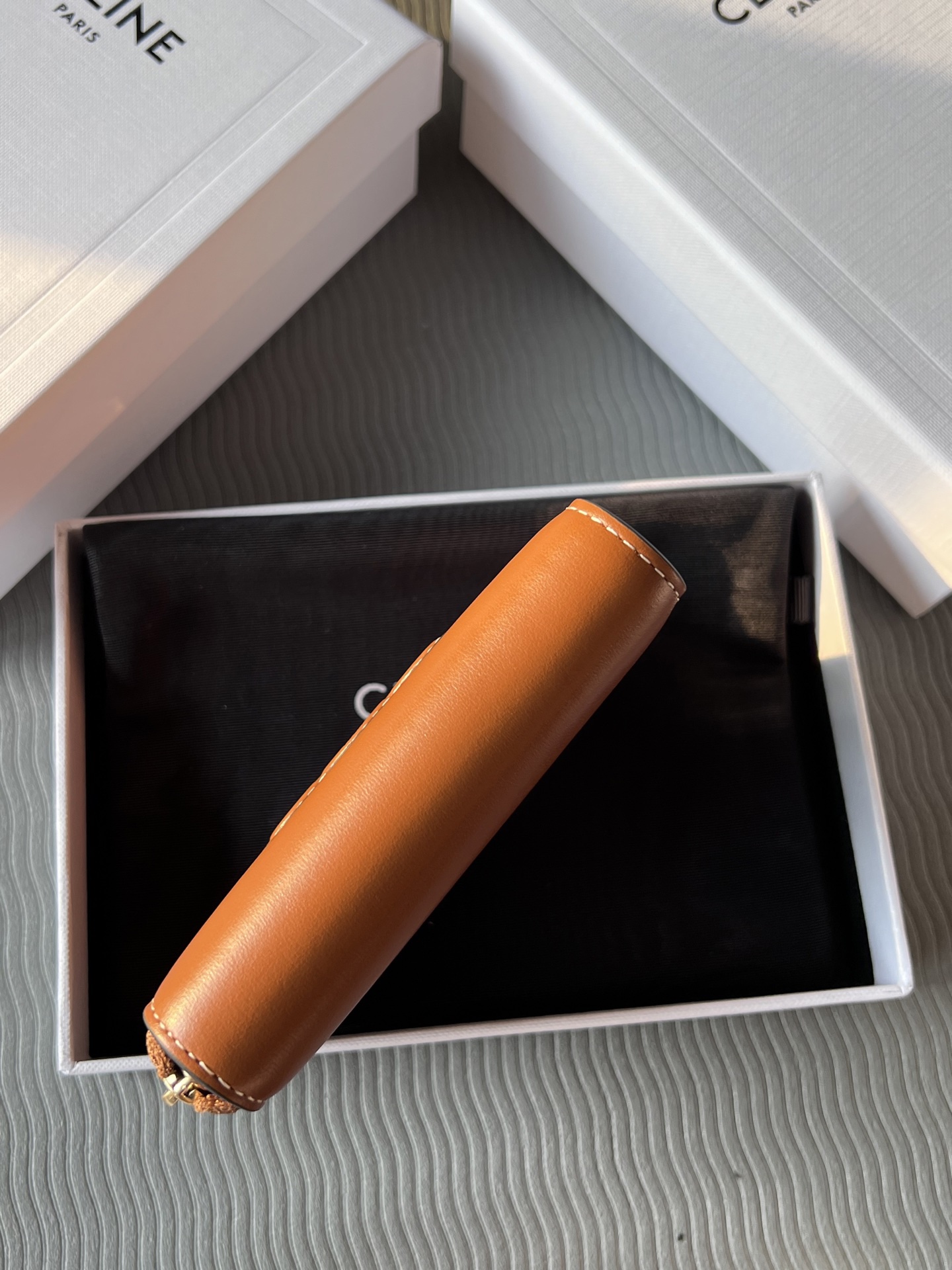 TRIOMPHE光滑牛皮革短款拉鍊錢包
產品信息
4 X 3 X 1英吋(11 X 8.5 X 2釐米)
牛皮革
襯里 : 牛皮革/織物
拉鍊開合
6個卡槽
2個角撐隔層
編號：10K533