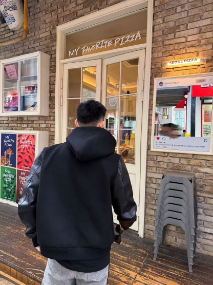 🔝CELINE賽琳CE 大C毛呢皮袖連帽外套
主體採用羊毛混紡面料，經特殊編織工藝打造，質地厚實而不失柔軟，呈現細膩的啞光光澤。羊毛纖維經過預縮處理，有效避免穿著後的變形與起球，同時保留天然的保暖性與透氣性。衣袖部分選用皮革，通過特殊處理賦予皮革細膩的粒面紋理與溫潤光澤，隨著穿著會逐漸形成獨特的使用痕跡，成為專屬的時光印記。內襯採用100%粘膠纖維，手感絲滑且垂墜感佳，與面料形成良好的內外呼應，提升穿著舒適度。
胸前C字貼飾採用毛巾繡工藝，以6mm粗細的紗線層層堆疊，形成飽滿的立體肌理。刺繡