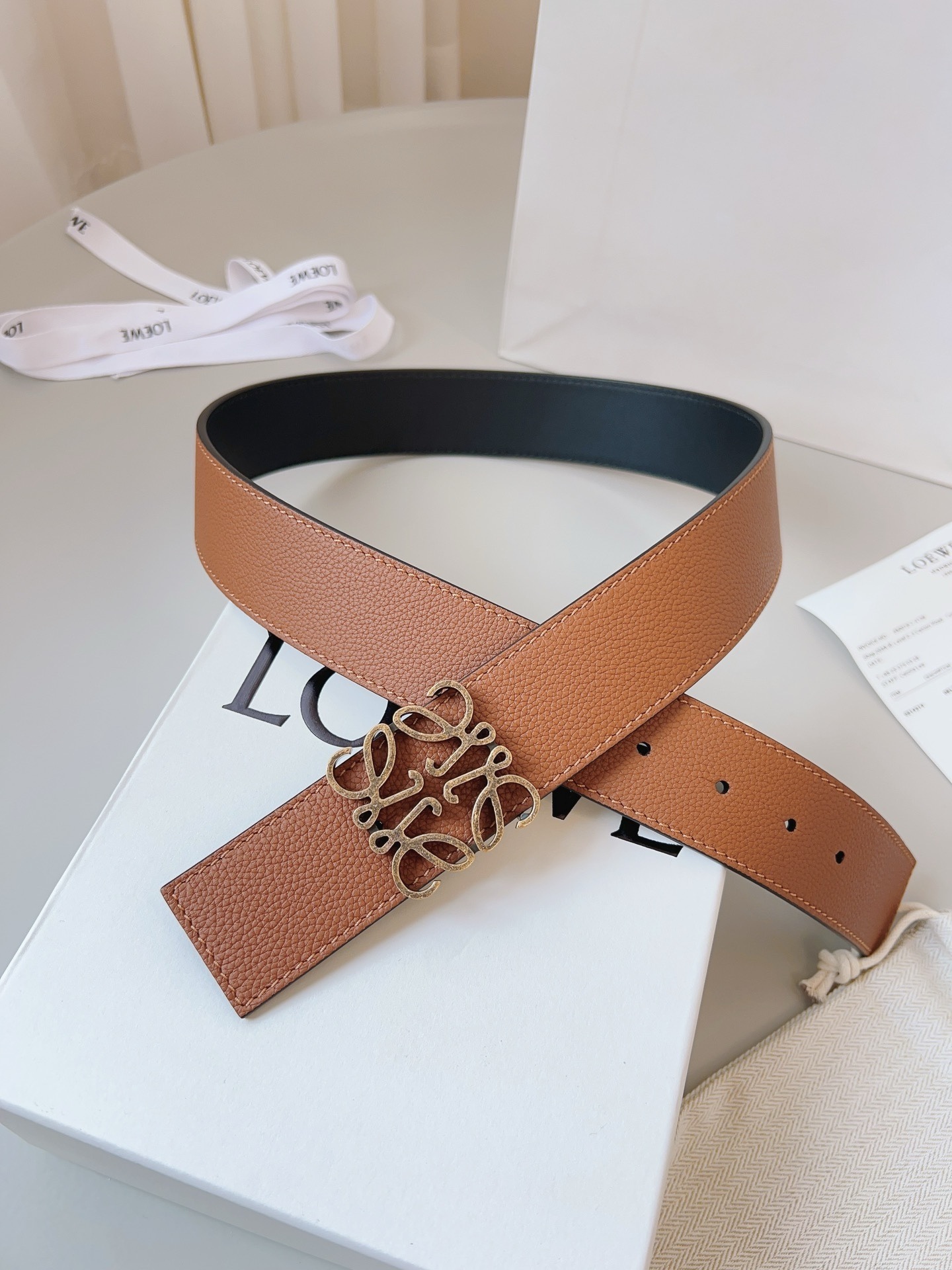 羅意威LoEWE 4.0cm正反兩穿腰帶，選用壓紋牛皮革製成，反復Anagram圖案