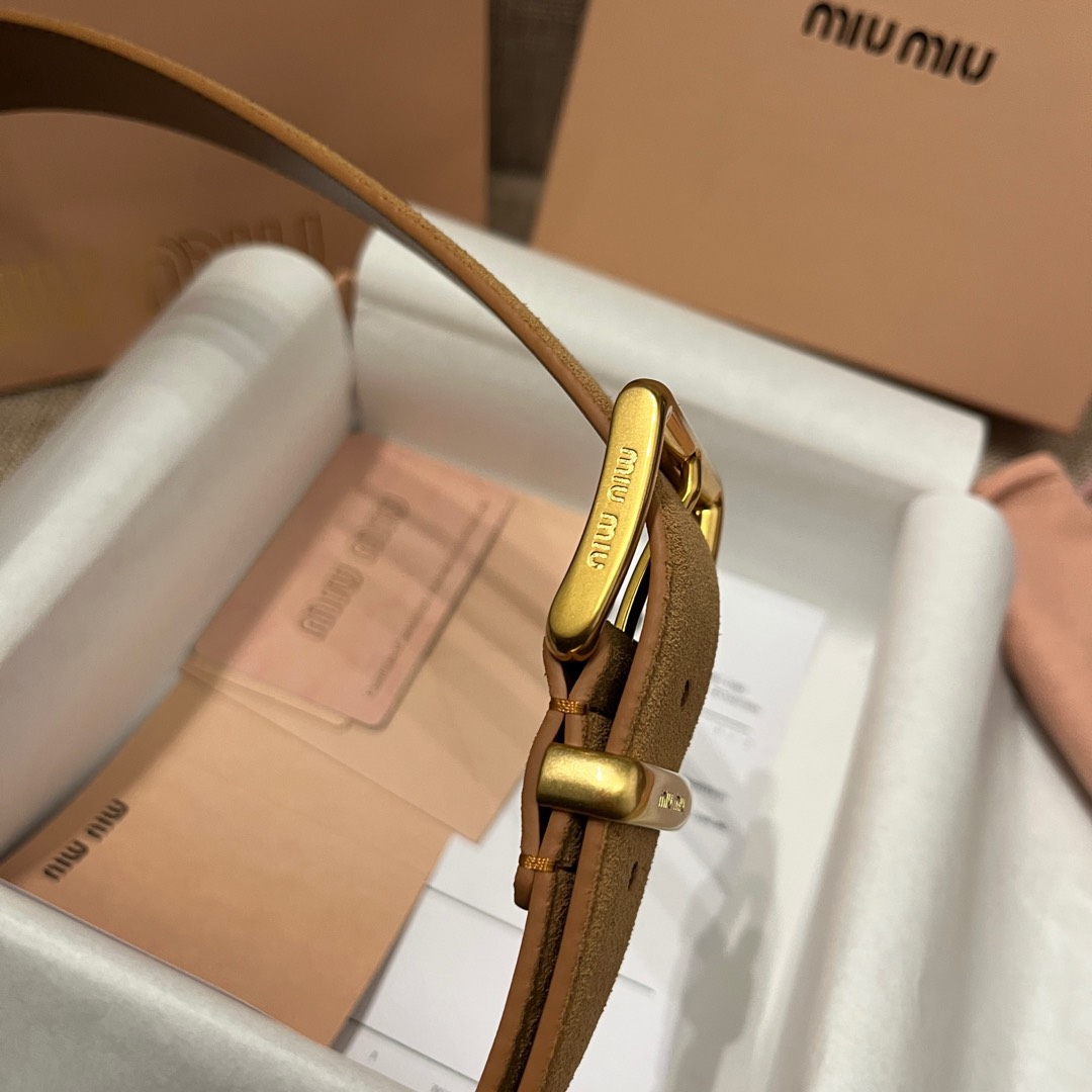 
  MiuMiu 今年大爆款上新‼️‼️
皮質絨面 冬天超適合絨絨的
這就是野性與可愛結合的反差美！
關但寬度粗 腰頭大 有一種野性與可愛結合的反差美～
炎名系上有甜酷甜酷的氛圍感喔#
寬度 ：3.5cm