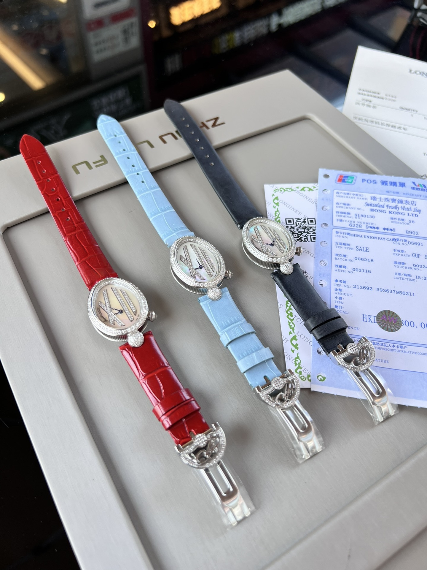 優雅出品史上最強復刻女表——寶璣那不勒斯皇后  黃金殼  系列驚艷登場，修正市場版本的所有不足，高貴典雅，盡顯女王風範！
【表殼】腕表尺寸分別為中號36.5x28.5毫米 小號33 x 25毫米
鵝卵形表殼高雅大氣，表殼外緣飾有錢幣紋。表圈和表殼周圍鑲嵌共117顆施華洛水晶（約0.99克拉）。表冠處鑲有一顆梨形晶石（約0.26克拉）
【精彩細節】
1.與原裝吻合，在表殼背部均打有貴金屬標識，效果清晰工整，彰顯腕表檔次。2.穹面玻璃，從側面看不僅有魚眼效果，還能折射鑽石帶來的璀璨光芒，更顯腕表高貴血統。
3