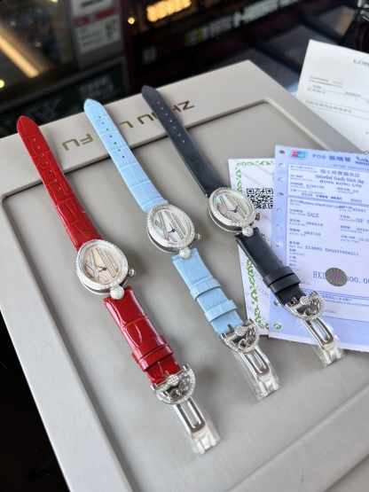 優雅出品史上最強復刻女表——寶璣那不勒斯皇后  黃金殼  系列驚艷登場，修正市場版本的所有不足，高貴典雅，盡顯女王風範！
【表殼】腕表尺寸分別為中號36.5x28.5毫米 小號33 x 25毫米
鵝卵形表殼高雅大氣，表殼外緣飾有錢幣紋。表圈和表殼周圍鑲嵌共117顆施華洛水晶（約0.99克拉）。表冠處鑲有一顆梨形晶石（約0.26克拉）
【精彩細節】
1.與原裝吻合，在表殼背部均打有貴金屬標識，效果清晰工整，彰顯腕表檔次。2.穹面玻璃，從側面看不僅有魚眼效果，還能折射鑽石帶來的璀璨光芒，更顯腕表高貴血統。
3