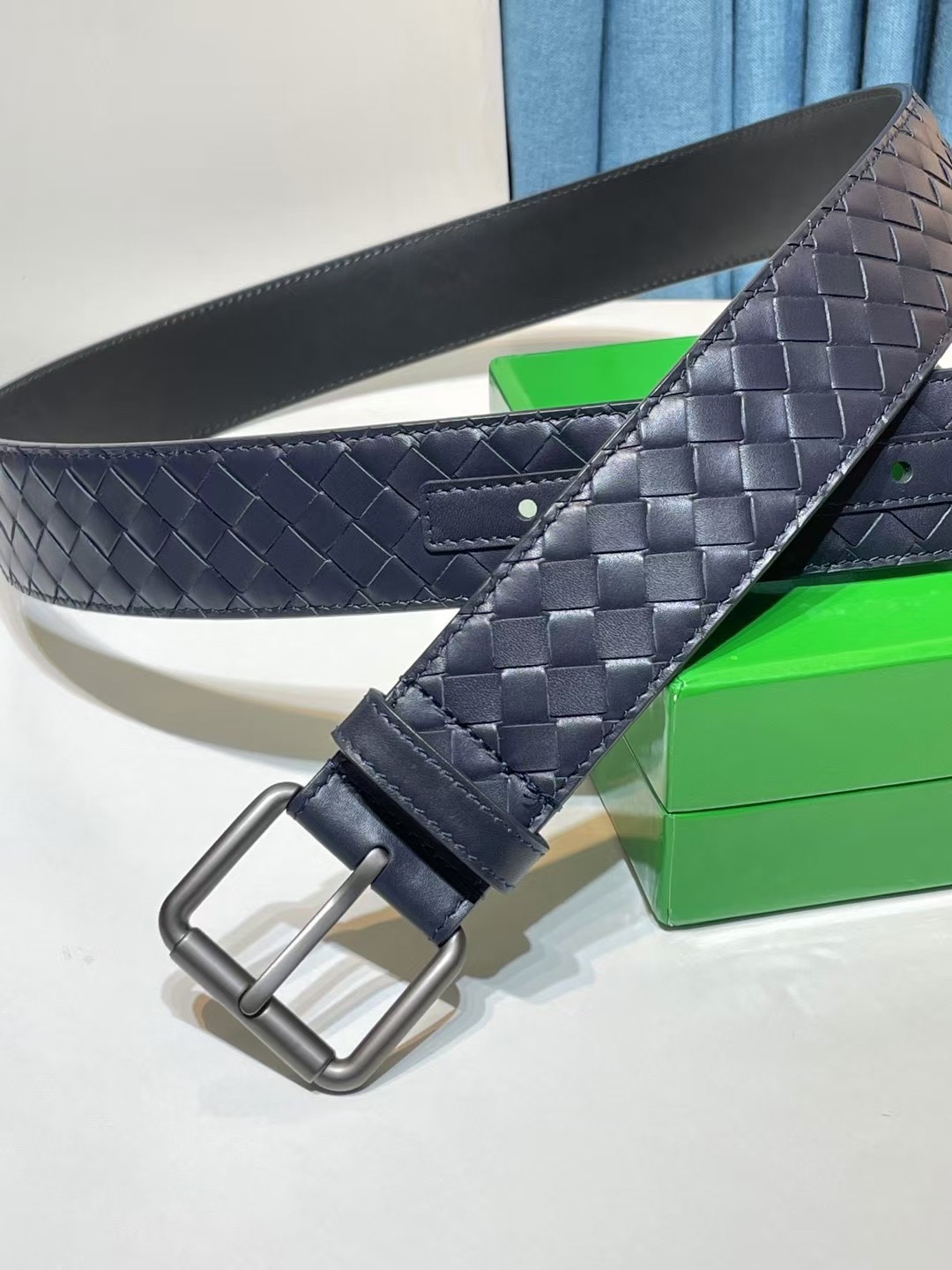 🔥🔥🆕純手工編織皮帶可為休閒裝或正裝造型增添優雅韻味，🔥是低調奢華的典範。[嘴唇]採用意大利柔軟的胎小牛皮全手工精工打造而成，錁色五金扣頭令其更顯獨特別緻、🔥[嘴唇]優雅迷人氣息。[強]4.0cm寬