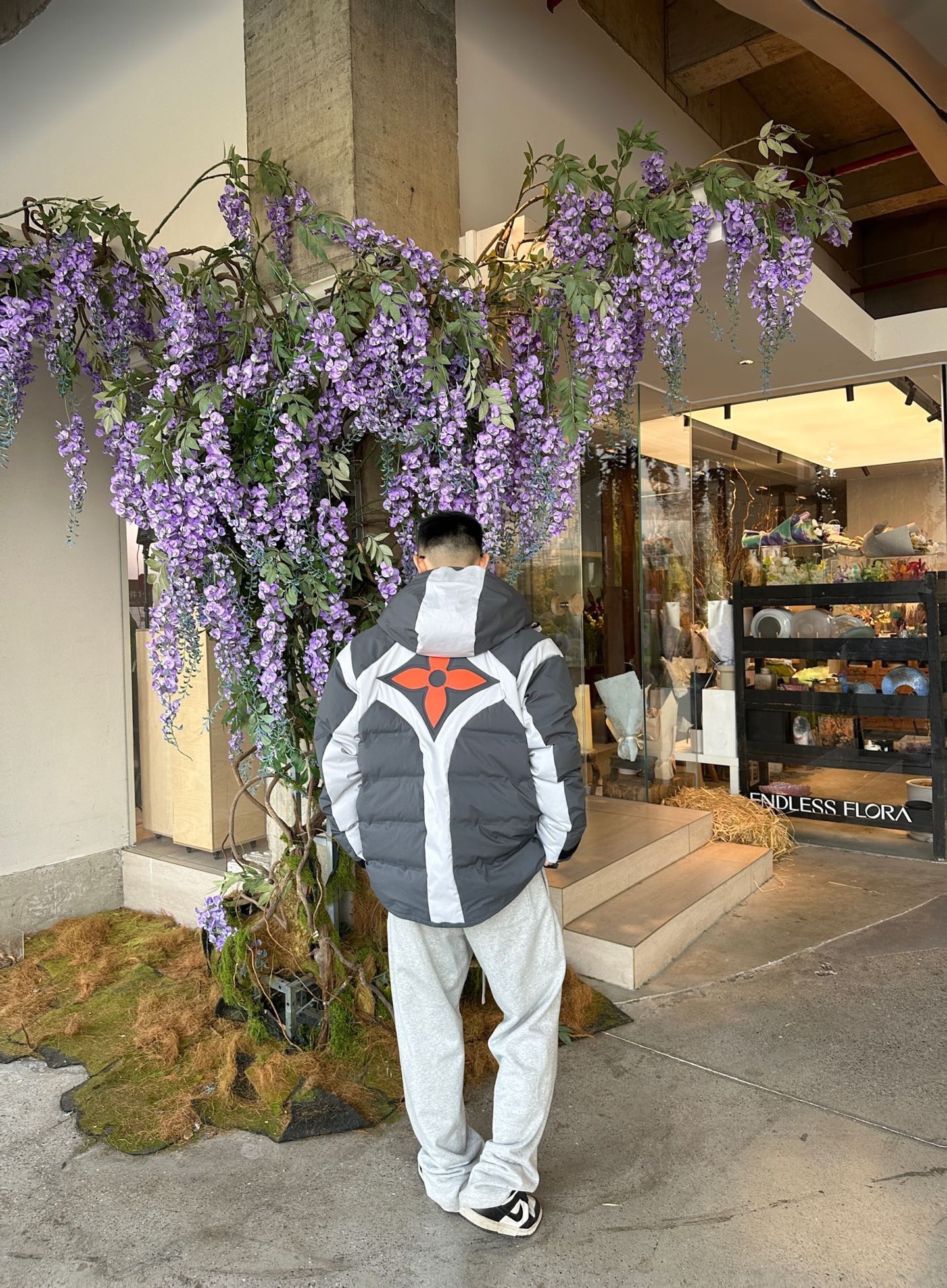 Louis Vuitton/路易威登 25Fw 滑雪系列花卉雙拉鍊連帽羽絨服
定制5合1防絨密織與3合1雙線防絨格紋料，新國標90白鴨絨，充絨飽滿，極致禦寒。 電腦機械充絨，精准計算克重，數字稱重，確保蓬松均勻。進口機刺繡，精密控制，線條流暢細膩。壓花復合，電腦掃描對位，特製膠水固化，粘接牢固。 膠漿印花，三次網板修改，烘烤固色，圖案持久。3D立體絎縫，數控分隔，防止羽絨結塊移位。
A Size:46-52