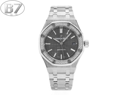 AP愛彼 女款愛彼皇家橡樹 剔除機芯甲板多餘部分，使之變得更加鏤空——成就鋼表巔峰—— 實力演繹 衛冕“鋼”王！【6大精妙之處】1.正品拆解開模，尺寸為37毫米與正品一致！2.完美還原正品表殼的每一處細節，盡顯正品“稜角分明 堅毅果敢”的陽剛氣質。3.鋼帶的做工無可挑剔，比市面上任何鋼帶表做工均要更上一層樓，鋼帶頭粒和表頭銜接的“緩衝帶”的鬆緊程度與正品一模一樣。4.自動陀的與原裝致敬，是市面唯一做到顏色於原裝一致的版本（市面一般版本均偏紅）其上的ap族徽雕刻獨一無二。