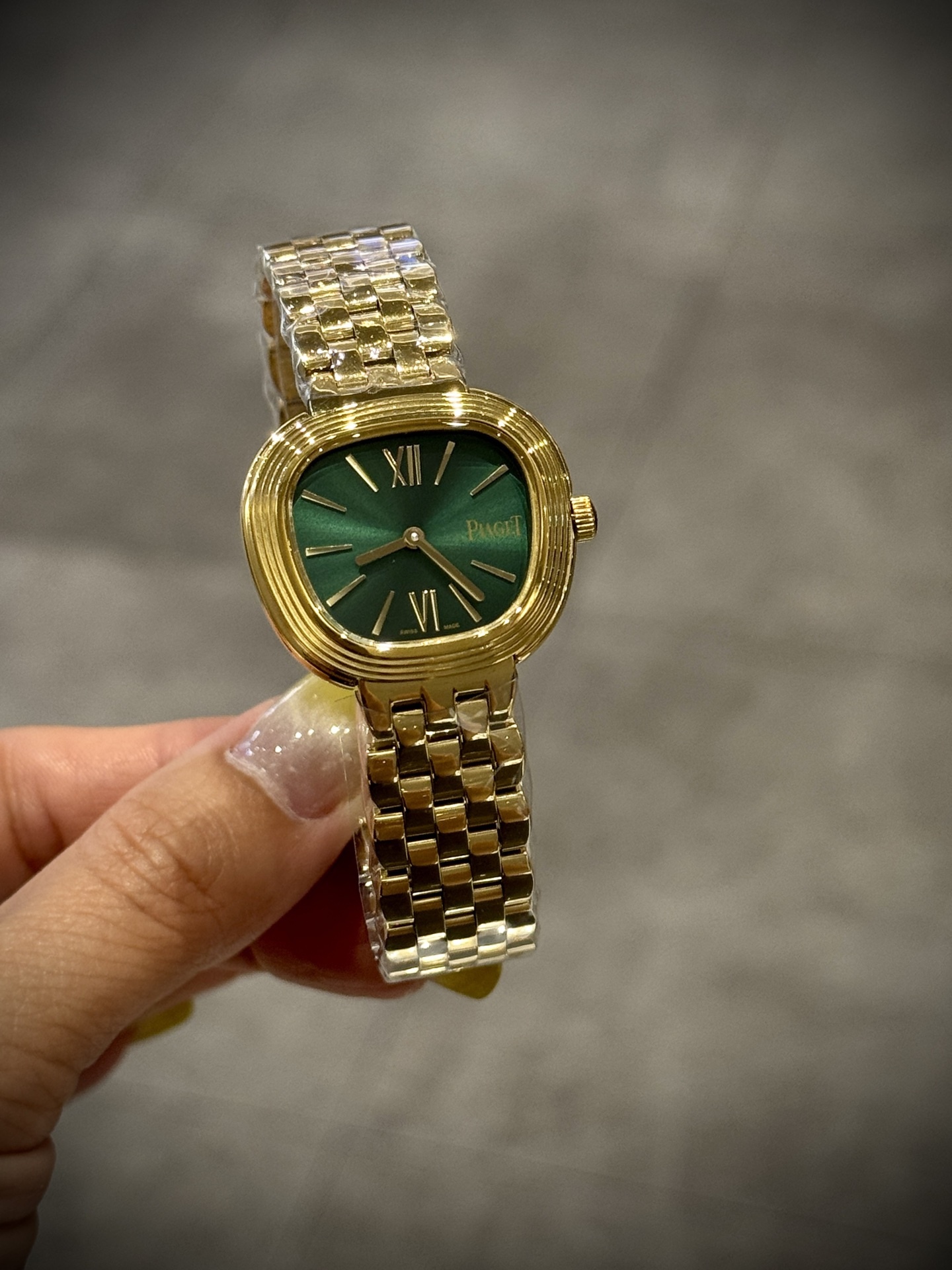 A8 factory•伯爵全新腕表 ﻿ #PiagetSixtie鎏金悅影系列 ﻿ 在瑞士鐘錶展「鐘錶與奇跡」閃亮登場！這款腕表游走於非凡制表工藝與黃金工藝之間，簡直是時尚與藝術的完美結合。Sixtie腕表採用獨特的梯形設計，重新詮釋1960年代末大膽華麗的風格，展現出獨特的魅力與優雅。
✨Sixtie系列腕表
✨直徑29毫米,
✨CNC數控雕刻精鋼梯形表殼
✨專櫃同步超薄厚度僅僅7mm
✨銀色太陽緞面打磨錶盤
✨316L精鋼錶鏈,搭載伯爵進口石英機芯  
認准A8出品！必屬精品！大廠品質！歡迎轉載！