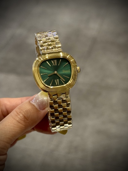 A8 factory•伯爵全新腕表 ﻿ #PiagetSixtie鎏金悅影系列 ﻿ 在瑞士鐘錶展「鐘錶與奇跡」閃亮登場！這款腕表游走於非凡制表工藝與黃金工藝之間，簡直是時尚與藝術的完美結合。Sixtie腕表採用獨特的梯形設計，重新詮釋1960年代末大膽華麗的風格，展現出獨特的魅力與優雅。
✨Sixtie系列腕表
✨直徑29毫米,
✨CNC數控雕刻精鋼梯形表殼
✨專櫃同步超薄厚度僅僅7mm
✨銀色太陽緞面打磨錶盤
✨316L精鋼錶鏈,搭載伯爵進口石英機芯  
認准A8出品！必屬精品！大廠品質！歡迎轉載！