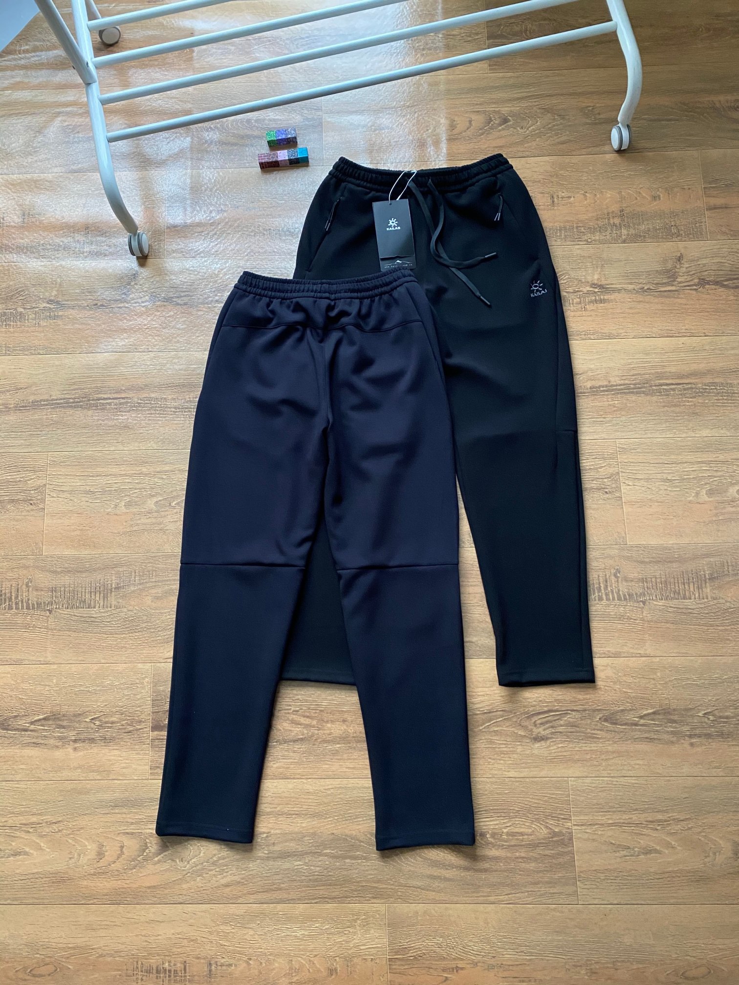 凱樂石Kaillas春秋季新款男士休閒運動長褲！經典時尚款，客供純棉針織空氣層面料，柔軟舒適！小標logo刺繡，精緻飽滿，兩側拉鍊口袋，套結加固，腰部鬆緊抽繩，做工細節都非常不錯，上身效果一級棒，喜歡的兄弟不要錯過！