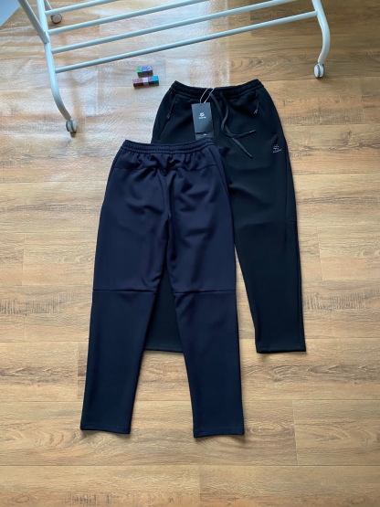 凱樂石Kaillas春秋季新款男士休閒運動長褲！經典時尚款，客供純棉針織空氣層面料，柔軟舒適！小標logo刺繡，精緻飽滿，兩側拉鍊口袋，套結加固，腰部鬆緊抽繩，做工細節都非常不錯，上身效果一級棒，喜歡的兄弟不要錯過！