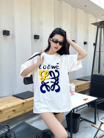 Loewe/羅意威 25ss 塗鴉彩繪植絨印花短袖T恤
260g棉質布料40支雙紗面料，無蝕塵‬毛藝工‬處布理‬面，紡織密度高，垂感佳，不易變形。
厚織感加上緊密紡紗工藝，不會影響Tee的透氣性，成色的飽和度很高
胸前撞色塗鴉彩繪植絨印花工藝
版型上身效果好，百搭好看的一款T恤，寬松版型遮肉顯瘦不挑人
顏色: 白色，黑色
S Size：S-XL