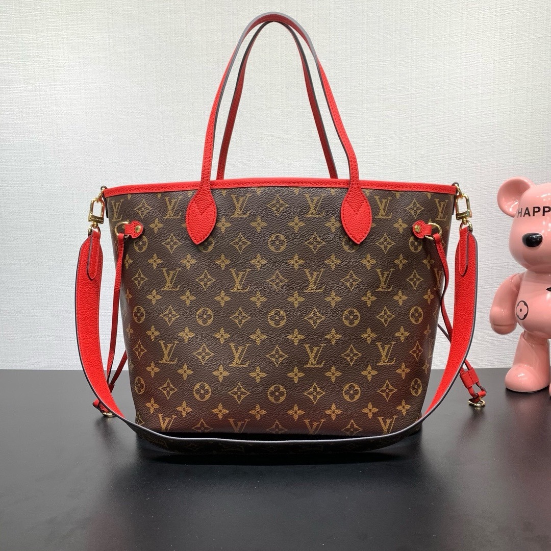 款號：M12708
        作為路易威登的經典設計之一，Neverfull Bandoulière Inside Out 中號手袋此次取材 Monogram 帆布和條紋織物，以雙面設計彰顯潮流新意。可拆卸肩帶方便斜挎，亦可通過側面鈎扣化身 Hobo 手袋。

28 x 14 x 31 釐米
(高 x 寬 x 長度)