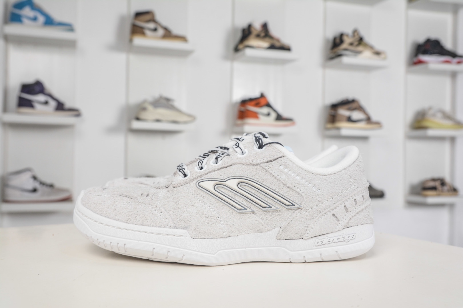 Balenciaga Hamptons Worn-Out Dark Brown 棕色巴黎世家十八18代 滌綸（聚酯纖維）牛皮革 圓頭系帶 低幫 生活休閒鞋板鞋 
貨號：841765 WHPSU 9910
尺碼：35 36 37 38 39 40 41 42 43 44 45 46