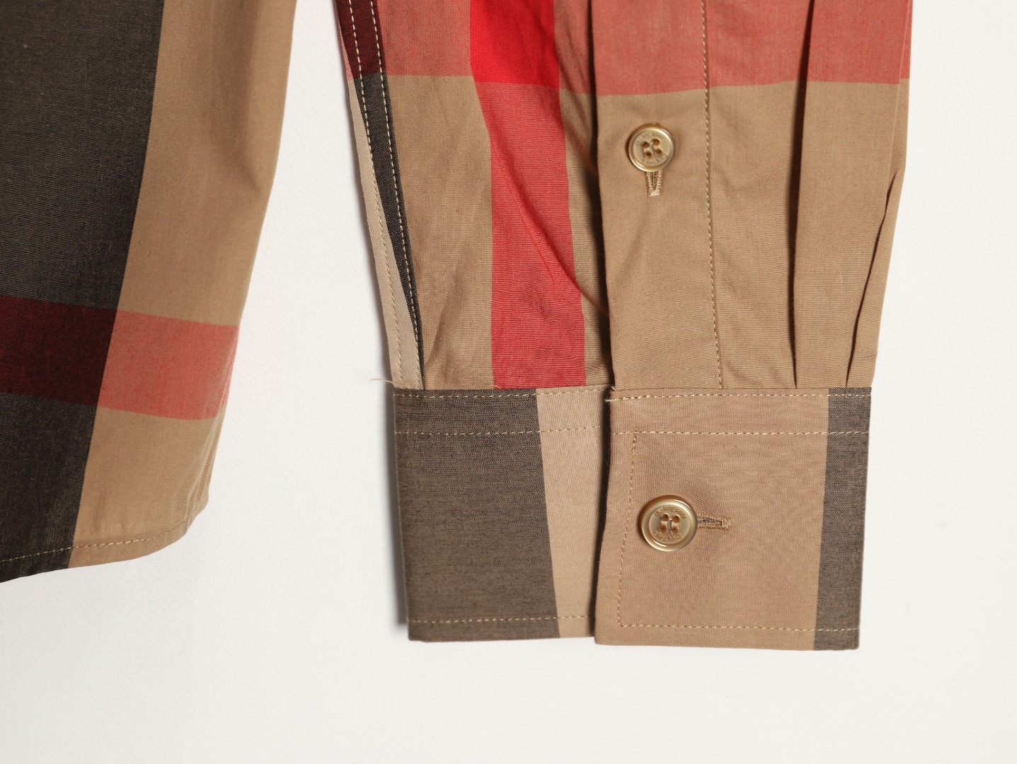 Burberry/巴寶莉 經典大格紋棉質襯衫
定制原版一致80支精梳棉單線紗，紗線全部訂染，最終確定織法，
無論是格型大小線條粗細均達到Y版水平並且布料沒有尾斜現象，
紅外線裁剪對條對格單件裁，保證大貨品質，
定制塔羅貝油封噴漆扣子自然發亮（不同市場版都是樹脂扣），裁片、領子坐領 門邊 袖口 部位加了燙薄，
全部要對格對位出成品，紅外激光定位對格取位，
每個獨立的尺碼都是定位裁片，前幅，口袋，袖子等部位都是對格對位的，
工序複製，費時費料，經典簡單氣質不失大牌，面料上身舒適柔軟卻又挺括有型，