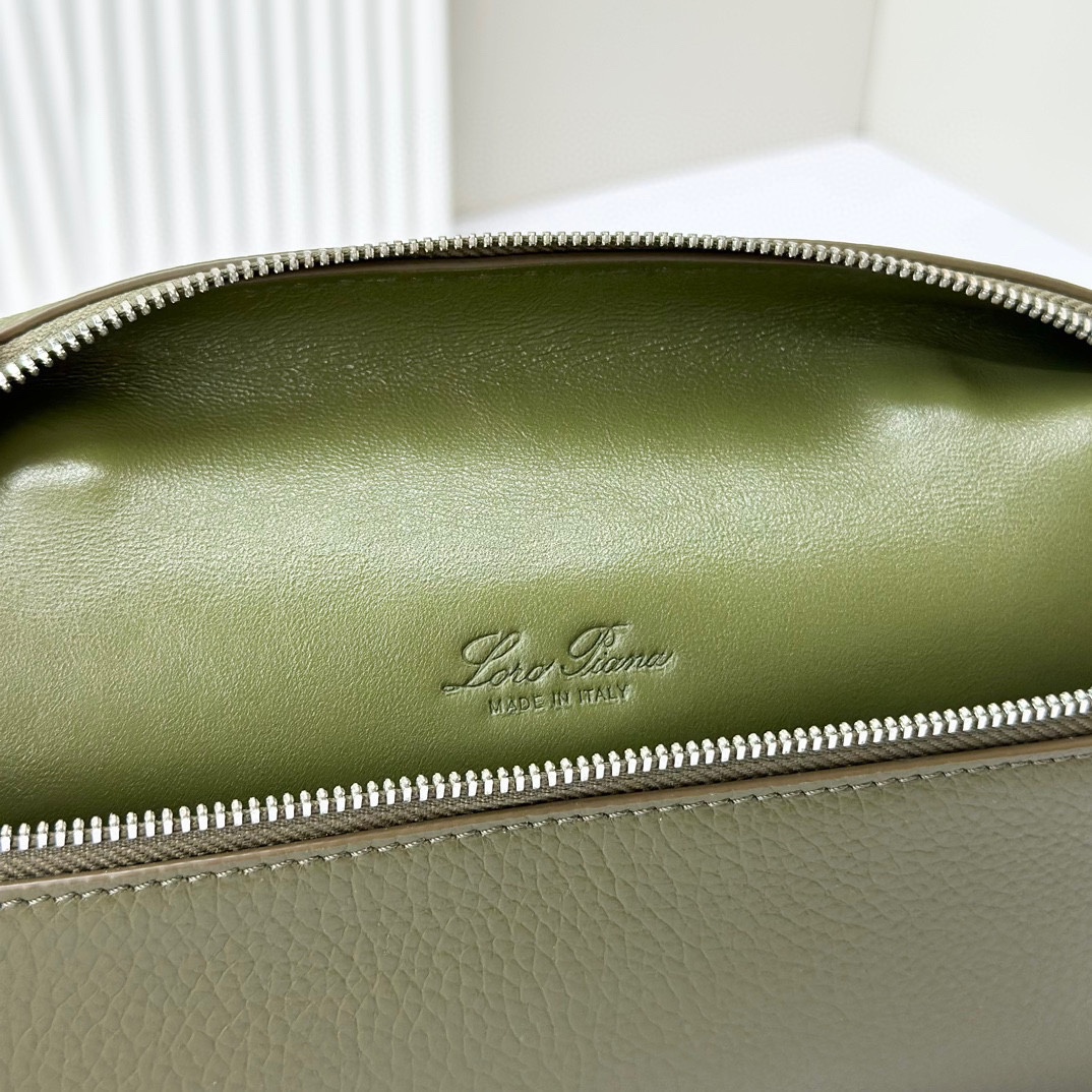 𝓛𝓸𝓻𝓸 𝓟𝓲𝓪𝓷𝓪諾悠翩雅
𝑬𝒙𝒕𝒓𝒂 𝑷𝒐𝒄𝒌𝒆𝒕 𝑳𝟏𝟗 
這是一款大開口結構的功能性設計的手拿包，經典風格和簡約設計的組合體。包身採用進口原廠小牛皮材質，輕微的錘紋呈現優雅的紋理，內里採用進口原廠小羊皮。皮革手柄和可拆卸肩帶，可打造出不同背法實用百搭。雙向拉鍊開合，搭配My Charms銀色金屬掛飾。（LP特級全鋼配件五金）
size：11×19×6.5cm
貨號：FAN4046
配套全套專櫃禮盒包裝🎁