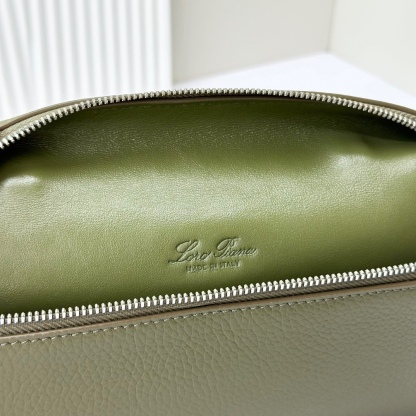 𝓛𝓸𝓻𝓸 𝓟𝓲𝓪𝓷𝓪諾悠翩雅
𝑬𝒙𝒕𝒓𝒂 𝑷𝒐𝒄𝒌𝒆𝒕 𝑳𝟏𝟗 
這是一款大開口結構的功能性設計的手拿包，經典風格和簡約設計的組合體。包身採用進口原廠小牛皮材質，輕微的錘紋呈現優雅的紋理，內里採用進口原廠小羊皮。皮革手柄和可拆卸肩帶，可打造出不同背法實用百搭。雙向拉鍊開合，搭配My Charms銀色金屬掛飾。（LP特級全鋼配件五金）
size：11×19×6.5cm
貨號：FAN4046
配套全套專櫃禮盒包裝🎁