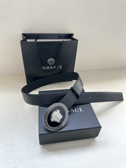 寬度：4.0cm （範思哲） 此款橢圓五金配件、腰帶飾有標誌性的Versace美杜莎頭像扣，彰顯品牌格調。是一款精美的衣櫥必備單品。