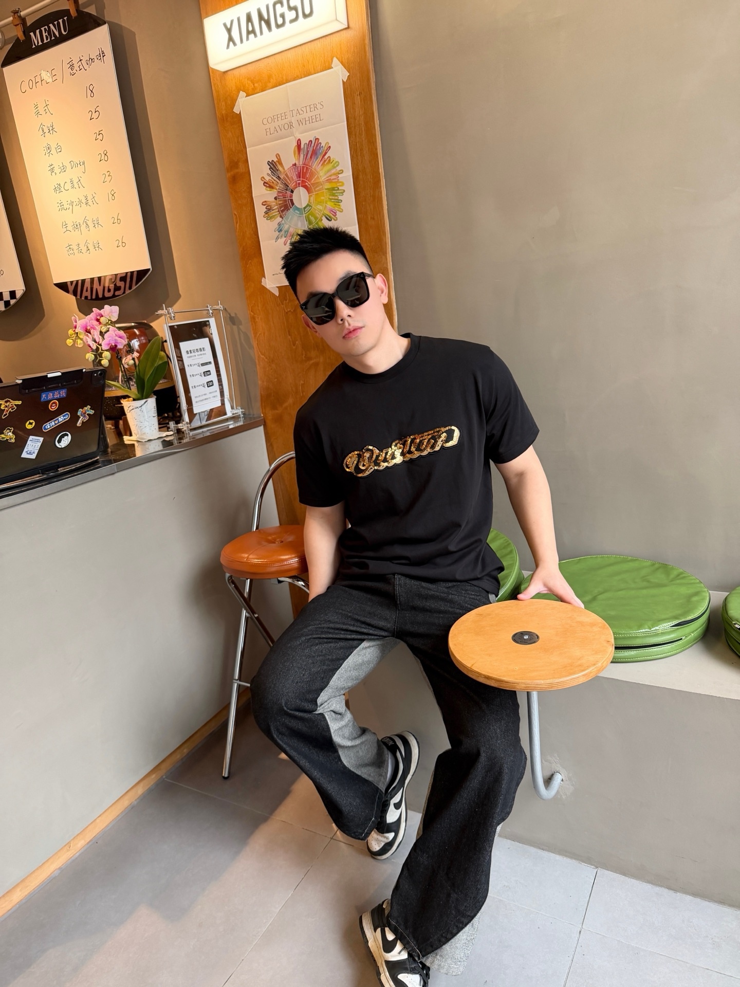 🔝LOUIS VUITTON LV 亮片字母特種刺繡短袖T恤
正品購入，26支雙紗全棉精梳棉220克，1*1索羅娜羅紋280克，特種刺繡，面料酵洗，定制亮片、章仔、商標，合身版型
B Size：S-XL