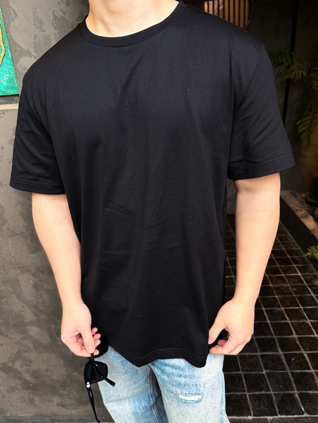 🔝SAINT LAURENT聖羅蘭SLP 小標純色徽標短袖T恤
正品購入開發，50支雙股精品賽爾棉170克，1*1拉架羅紋280克，進口刺繡，面料酵洗，定制1：1商標，寬松版型
B Size：S-XL