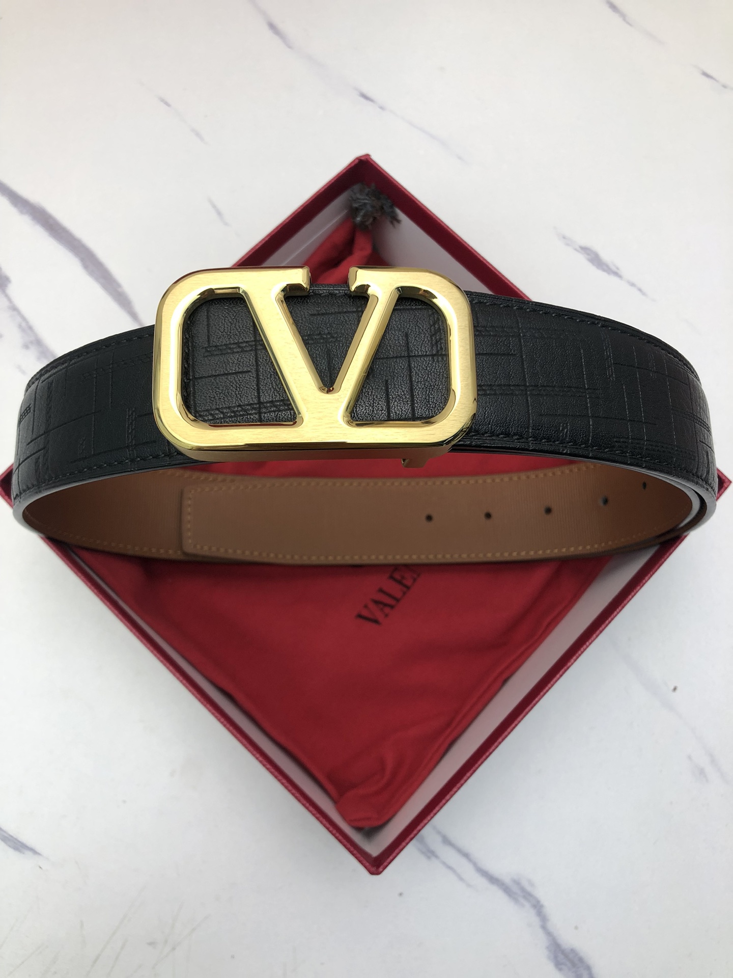 華倫天奴：原單頭層小牛皮燙印花紋，內襯平紋牛皮底，營造織紋外觀。飾以標誌原單扣。專櫃寬度4.0