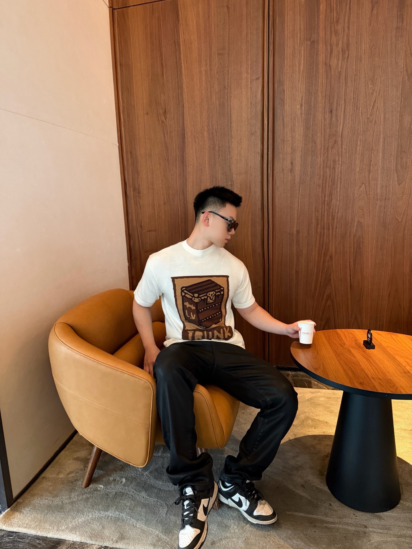 🔝LOUIS VUITTON LV 皮箱幾何圖針織短袖T恤
定織雲柔密紡棉針織料，嵌花提花織法，精細編織不僅確保了圖案的清晰度，還大大增強了織物的耐用性，成衣洗水加軟去味工藝，通過專業的洗滌設備和特定的洗滌劑，對衣物進行深度清潔和去味處理，改善衣物的手感和外觀，寬松版型
B Size：S-XL