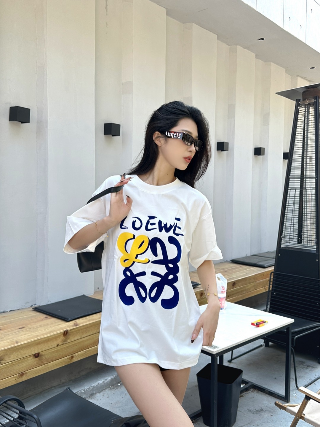Loewe/羅意威 25ss 塗鴉彩繪植絨印花短袖T恤
260g棉質布料40支雙紗面料，無蝕塵‬毛藝工‬處布理‬面，紡織密度高，垂感佳，不易變形。
厚織感加上緊密紡紗工藝，不會影響Tee的透氣性，成色的飽和度很高
胸前撞色塗鴉彩繪植絨印花工藝
版型上身效果好，百搭好看的一款T恤，寬松版型遮肉顯瘦不挑人
顏色: 白色，黑色
S Size：S-XL