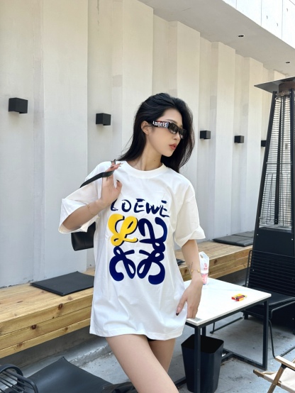 Loewe/羅意威 25ss 塗鴉彩繪植絨印花短袖T恤
260g棉質布料40支雙紗面料，無蝕塵‬毛藝工‬處布理‬面，紡織密度高，垂感佳，不易變形。
厚織感加上緊密紡紗工藝，不會影響Tee的透氣性，成色的飽和度很高
胸前撞色塗鴉彩繪植絨印花工藝
版型上身效果好，百搭好看的一款T恤，寬松版型遮肉顯瘦不挑人
顏色: 白色，黑色
S Size：S-XL