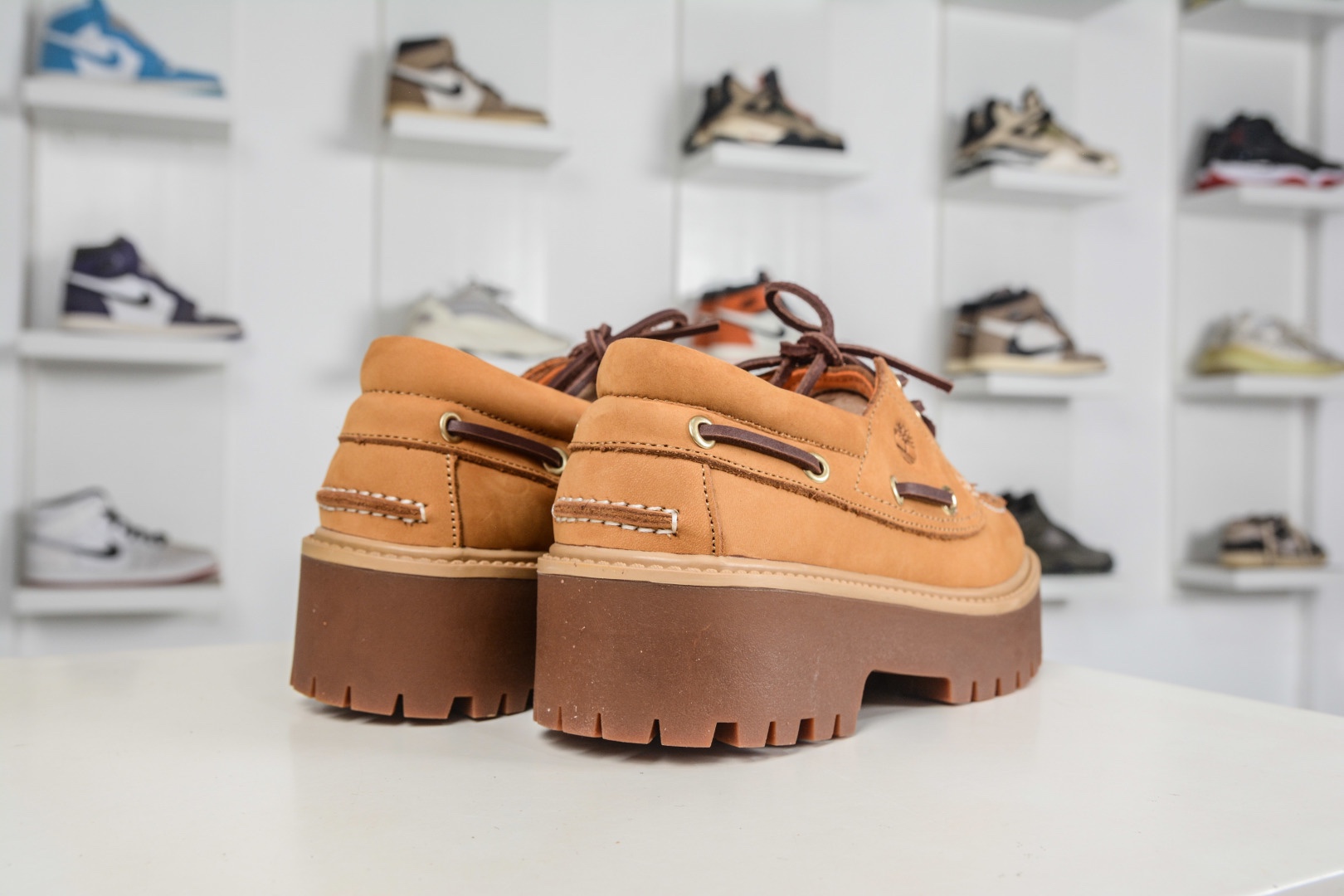 Timberland添柏嵐 Stone Street 舒適百搭 休閒單鞋 穿著舒適 防滑 可戶外城市多用途穿著 無懼任何複雜地形 設計感十足 時尚拼色百搭款 
貨號: TB 01006 713
尺碼：35 36 37 38 39 40 41 42