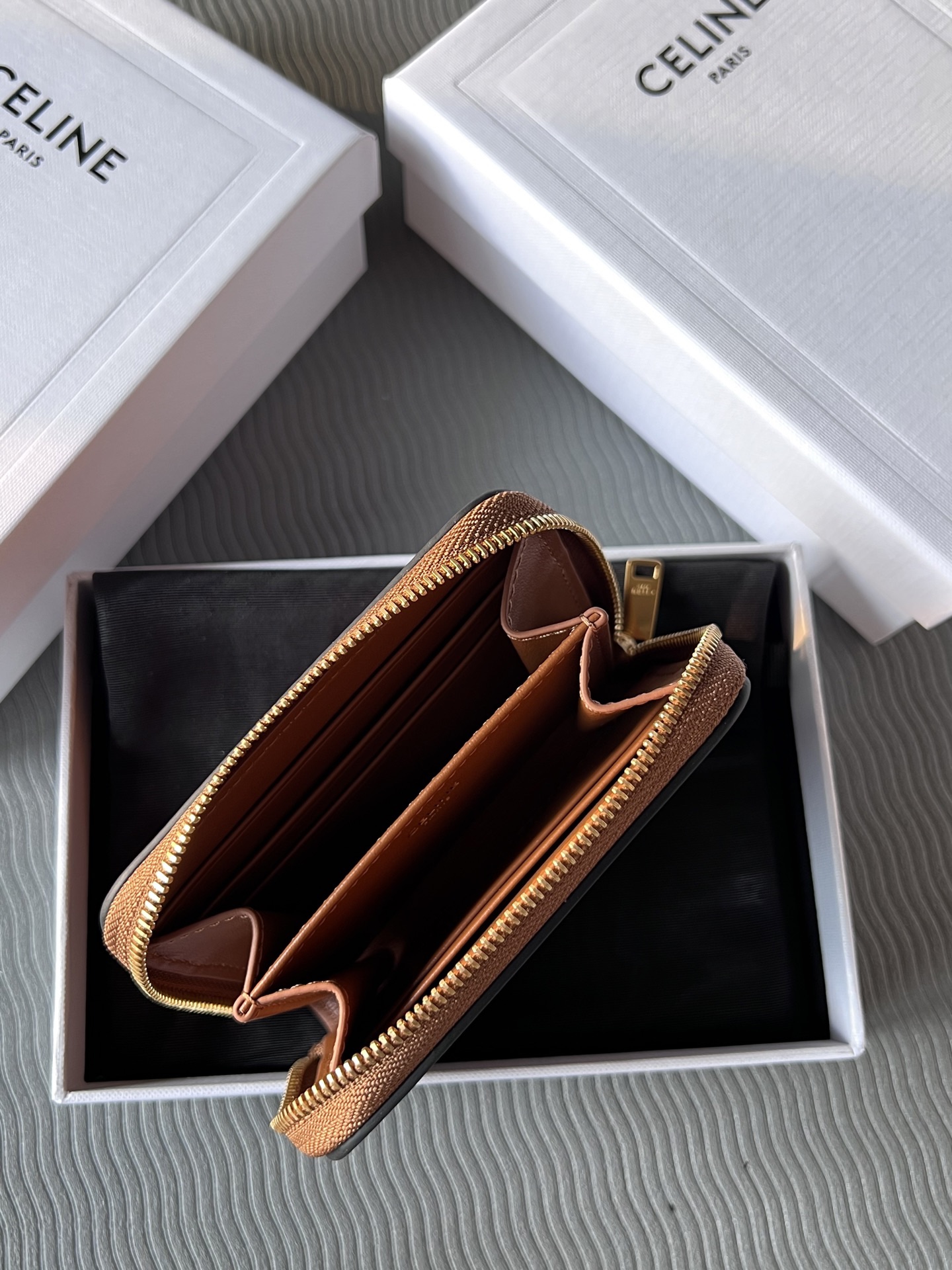 TRIOMPHE光滑牛皮革短款拉鍊錢包
產品信息
4 X 3 X 1英吋(11 X 8.5 X 2釐米)
牛皮革
襯里 : 牛皮革/織物
拉鍊開合
6個卡槽
2個角撐隔層
編號：10K533