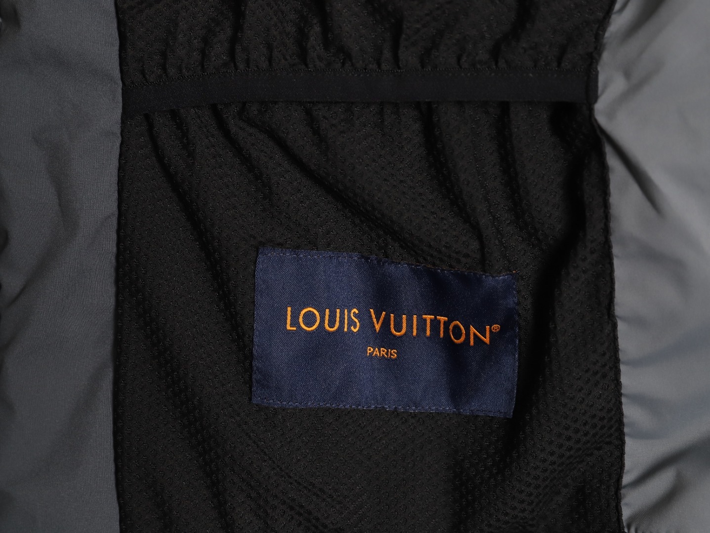 Louis Vuitton/路易威登 25Fw 滑雪系列花卉雙拉鍊連帽羽絨服
定制5合1防絨密織與3合1雙線防絨格紋料，新國標90白鴨絨，充絨飽滿，極致禦寒。 電腦機械充絨，精准計算克重，數字稱重，確保蓬松均勻。進口機刺繡，精密控制，線條流暢細膩。壓花復合，電腦掃描對位，特製膠水固化，粘接牢固。 膠漿印花，三次網板修改，烘烤固色，圖案持久。3D立體絎縫，數控分隔，防止羽絨結塊移位。
A Size:46-52