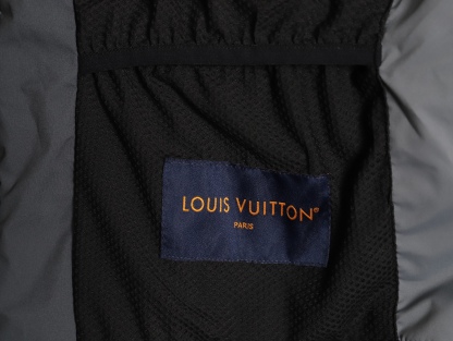 Louis Vuitton/路易威登 25Fw 滑雪系列花卉雙拉鍊連帽羽絨服
定制5合1防絨密織與3合1雙線防絨格紋料，新國標90白鴨絨，充絨飽滿，極致禦寒。 電腦機械充絨，精准計算克重，數字稱重，確保蓬松均勻。進口機刺繡，精密控制，線條流暢細膩。壓花復合，電腦掃描對位，特製膠水固化，粘接牢固。 膠漿印花，三次網板修改，烘烤固色，圖案持久。3D立體絎縫，數控分隔，防止羽絨結塊移位。
A Size:46-52
